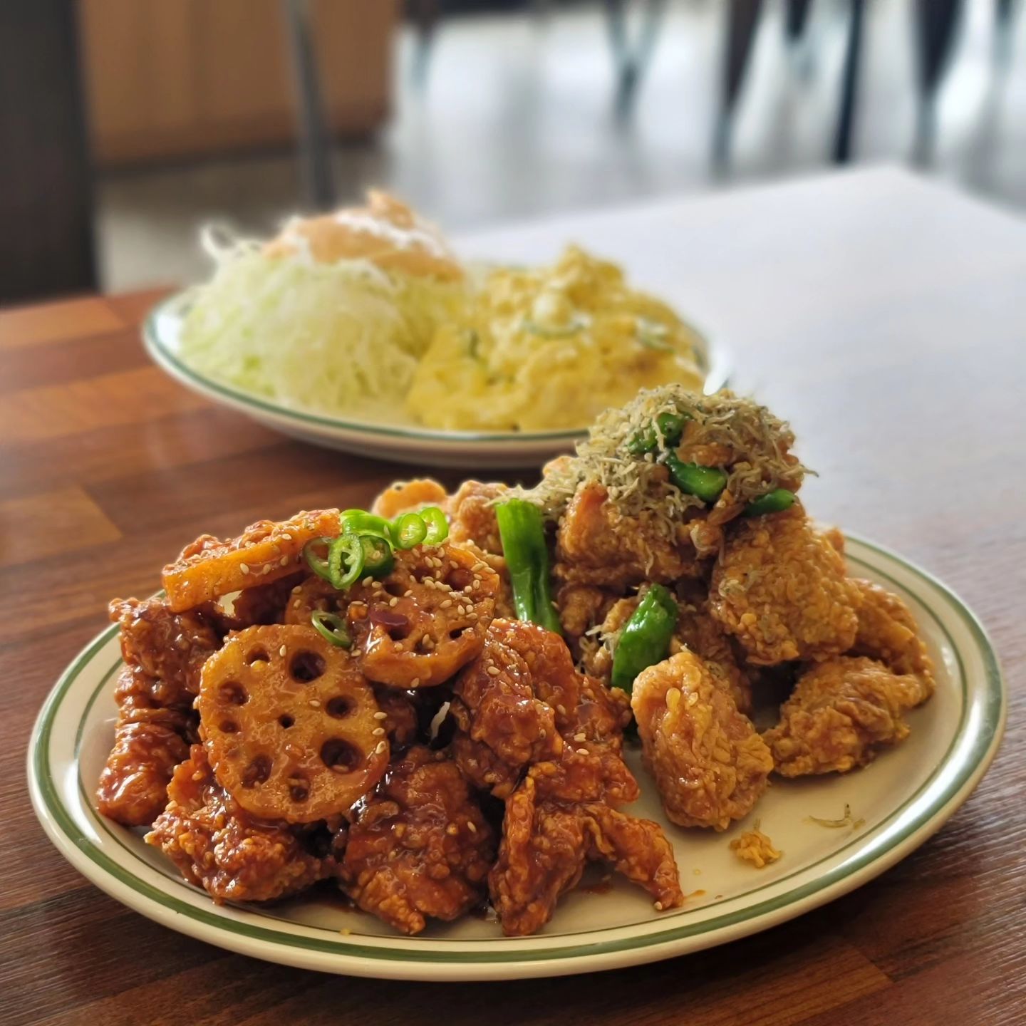 치맥이 땡기는 날
맨날 후라이드반 양념반 치킨만
시켜먹었던 사람들 손👋

저희 부부도 동네 치킨집에서 항상
주문하던 후라이드가 지루하길래
이번에 이색치킨에 도전해봤어요😋

🍻 효도치킨 강남고속버스터미널점
🍻 서울시 서초구 반포동 19-4 1층 3호

#치마호크 치킨이 유명하대서 살짝 고민했지만
#효도사라다 사이드와 함께 먹기 좋아보이는
#고마워치킨 #꽈리멸치킨 반반으로 주문했어요🫶

매콤바삭한 고마워치킨과
짭짤바삭한 꽈리멸치킨 한입하니까
🙆‍♀️ "아 이거 완전 밥도둑이네" 하는 생각이 들더라구요😉
양도 넉넉해서 남은 치킨은 포장까지 했답니다🐷

집에 와서 밥반찬으로 먹으니까
찰떡콩떡 그 자체더라구요👏

다음에 예배 끝나도 한강공원 놀러갈 때
#효도치킨고속터미널 점에서 주문해야겠어요💕

#고터맛집 #고속터미널맛집 #효도치킨
#반포한강공원치킨 #반포한강공원배달
