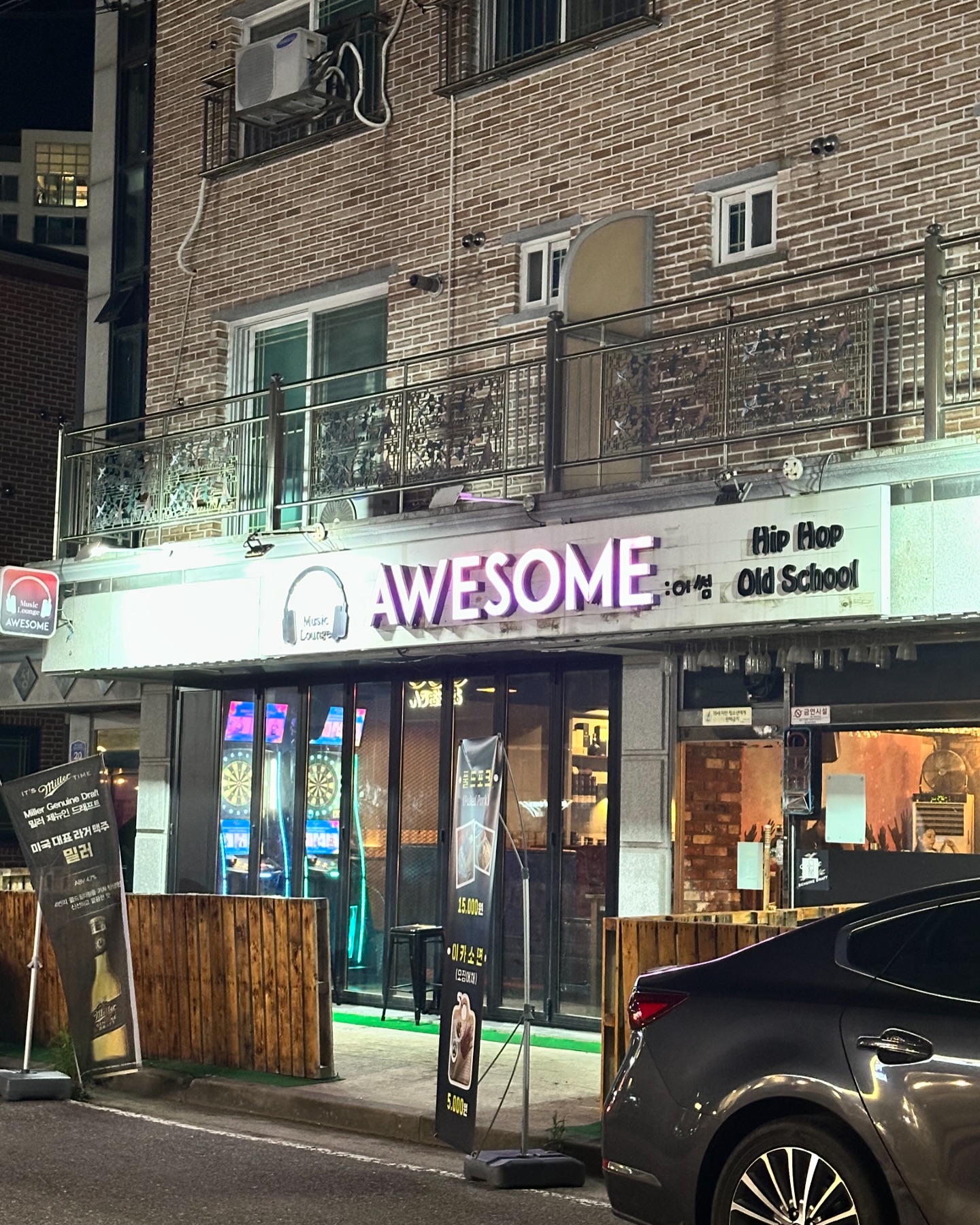 안녕하세요 피닉스스타즈 김아름입니다💕

이번 프로모션은 군산 수송동에 위치한 어썸에 다녀왔습니다.
피닉스 머신은 2대 설치되어있습니다.

다트 유저분들이 한쪽에서 다트 던지기 좋게 설치되어있어서
다트던질때 타인의 방해없이 던질 수 있어 너무 좋습니다.

이번에 신규 유저분과 헤비유저분과 게임 진행하였고
신규유저분도 어여 실력이 쭉쭉 올라가길 바랍니다.

#군산수송동 #수송동어썸 #군산어썸 #군산술집 #수송동술집
#수송동칵테일바 #군산다트 #수송동다트펍 
#피닉스다트 #퍼펙트코리아 #피닉스스타즈