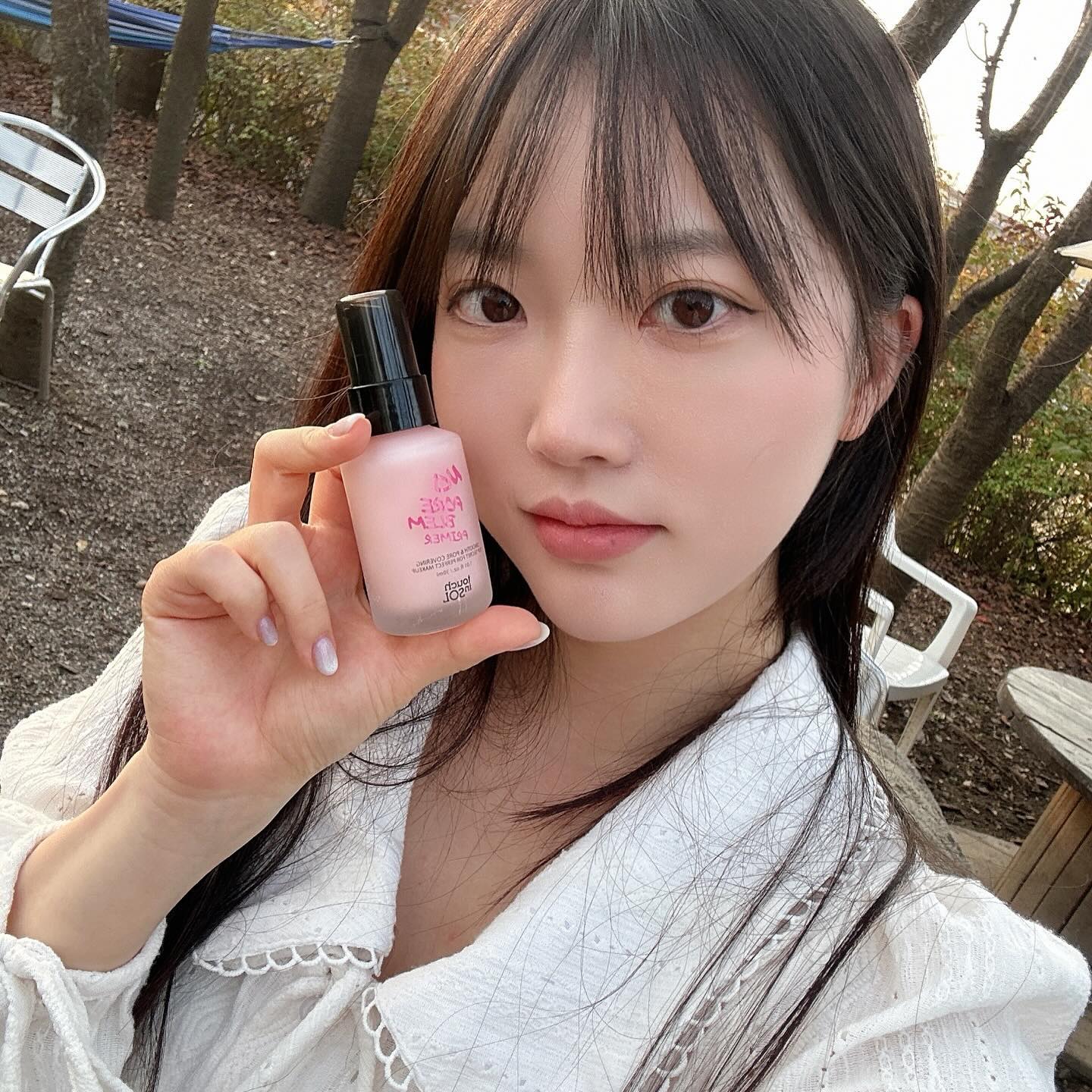 #협찬 

와 프라이머의 중요성을 깨달은 나!!모공 지우개
 #터치인솔 노포어블럼 프라이머를 가져왔는데요!! ㅎㅎ 
수분 가득 촉촉한 제형으로 답답하지 않고 가벼운 프라이머에요! 

바를때부터 느끼실수 있는데 요철과 모공을 매끈하게 커버해줘서 도자기같은 깨끗한 피부 결을 만들어줘요
소량만 발라도 커버가 가능하여 오래쓸수 있을거같아요 ㅎㅎ🤍

해외 아마존에서 리뷰 1만개 이상 달릴 정도로 사랑 받는
터치인솔의 스테디셀러 제품이라고 하니 꼭 써보셨음 좋겠어요!! 

모공걱정끝!

#touchinsol #모공프라이머 #모공커버 #모공지우개
#프라이머추천 #메이크업프라이머 #모공관리 #코모공수축 #프라이머사용법 #수분프라이머 #프라이머고르는법 #베이스메이크업 #코덕 #makeup