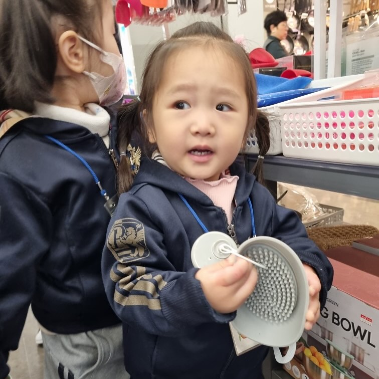 .
#쁠리피드 #20241121

마트견학 & 콩순이 키즈카페
견학가서 장난감도 고르고
엄마준다고 커피도 고르고(기특🥰👍🏻)
과자도 고르고 ㅋㅋㅋㅋ 귀여워라

키즈카페가서는 친구랑 서로 유모차도 밀어주며 도란도란
많이 컸네💙

#27개월
#28개월
#어린이집생활
#마트견학