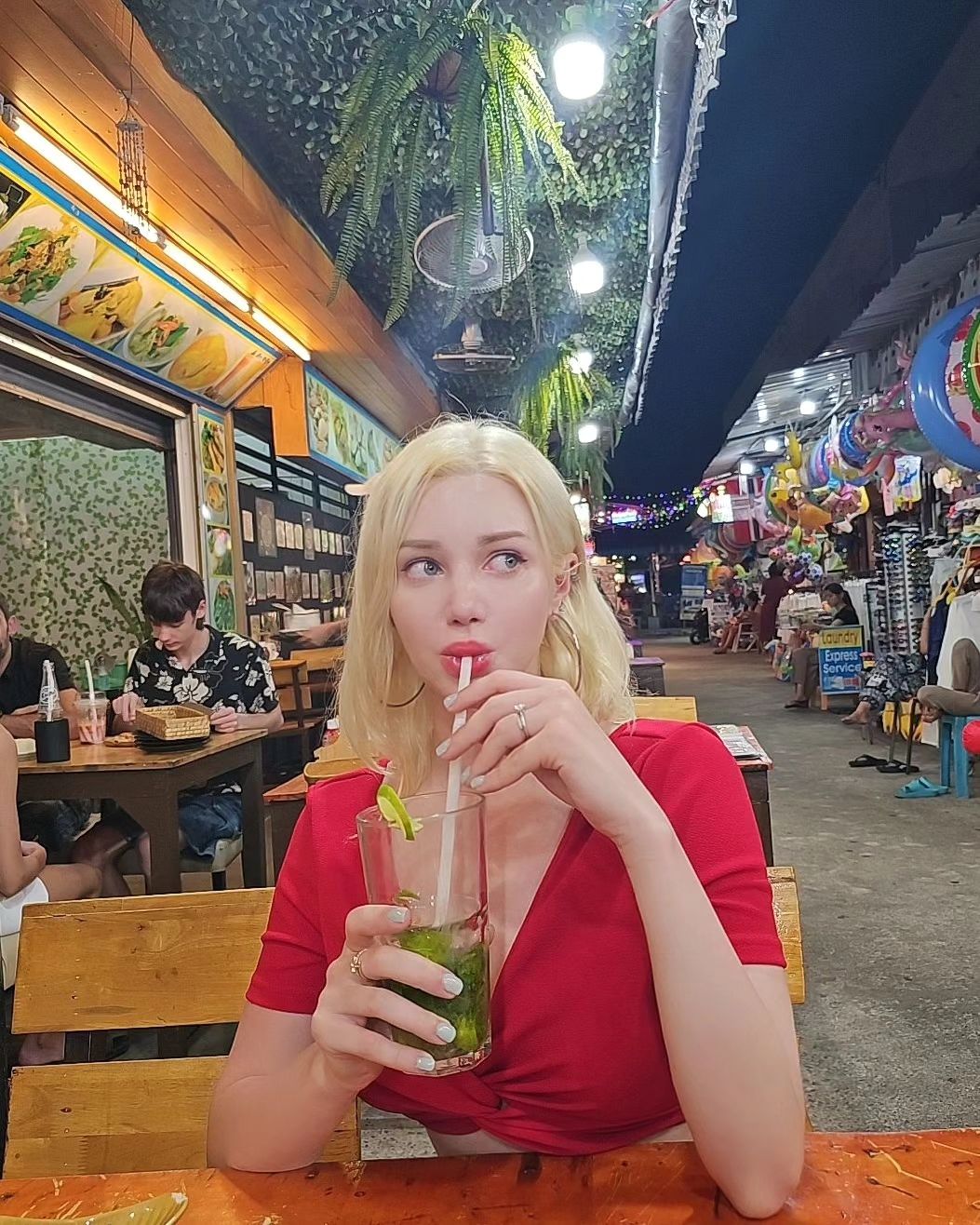 인스타야~ 열심히 안해서 미안 😂
휴가 갔다온 거라도 올려야지 ㅋㅋㅋㅋ

~새우처럼 타기 직전~
 푸껫 짱 좋아 근데 송끄란 때 다시 절때 안갈래 😂😂😂 가기 전에 그런 축제 있는지도 몰랐는데 가서 매일 메컵 망해쓰 ㅋㅋㅋ