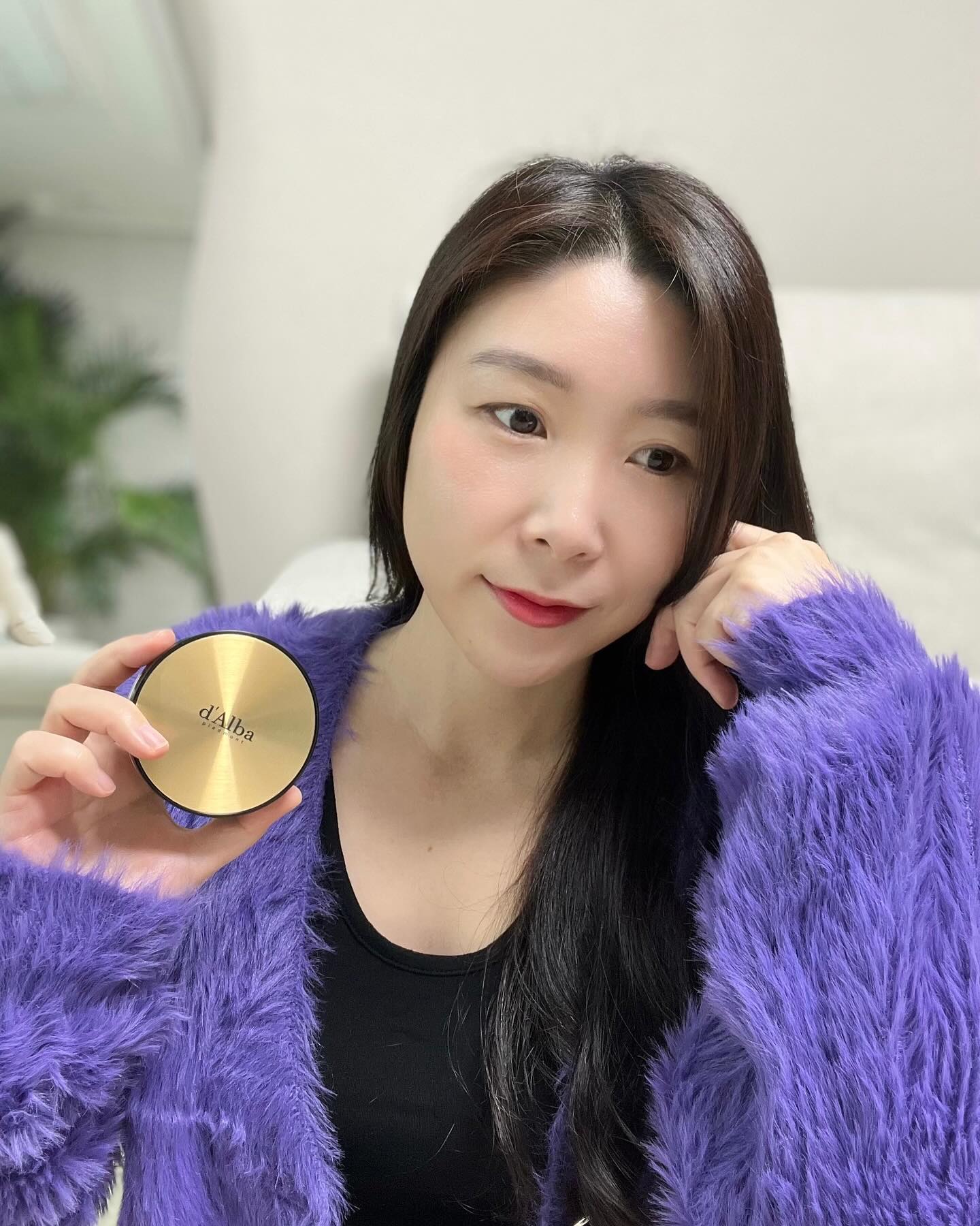 #광고 dalba_piemont

달바 제품 다양하게 써봤는데 쿠션은 처음!
기초 잘하는 브랜드로 기억했는데
베이스도 잘 만들어 놀랐어요

#달바비건글로우쿠션 써봤는데요
메이크업 아티스트이자 유튜버인 아랑님이
제품 개발에 참여한 #아랑쿠션 이에요
수분세럼 61% 함유로 스킨케어 한 듯 촉촉하고
얇게 발리고 가볍게 밀착해 매끈 촉촉한
광채피부 완성하기에 딱인 거 있죠~
참고로 제가 사용한 컬러는 핑크베이스의 21호로
화사하고 생기 있게 표현되었어요
인위적이지 않은 자연스러운 화사함이 뽀인트!
23호는 옐로우 베이스로 차분하고 자연스러운 느낌

#달바 #dalba #촉촉한쿠션 #커버력쿠션 #쿠션추천 #올리브영쿠션 #아이돌쿠션 #아티스트쿠션 #비건쿠션