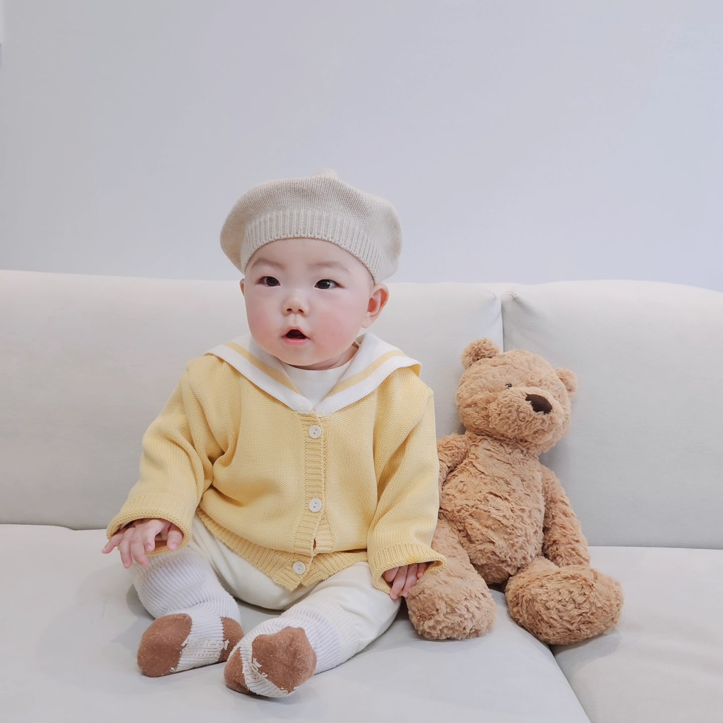 #제품제공 #이벤트당첨 

해피프린스에서 도영이에게 리틀 스쿨룩 "슈노에 니트 가디건"을 선물해주셨어요💛
 
꺄>.< 입히자마자 너무 귀여워서 소리질렀어용😍
당장이라도 어린이집에 가야할 것 같은 룩이예용.
봄 신상답게 산뜻한 소프트 옐로우 컬러와 세일러 카라 스타일이 도영이의 귀여움을 한층 up시켜줘요!
뒷모습도 심쿵💖

따뜻한 봄이 오면 "슈노에 니트 가디건" 예쁘게 입혀서 놀러다니고 싶네용💛

👶🏻 7m / 72cm / 8kg / 80size

𝒯𝒽𝒶𝓃𝓀𝓈 𝓉ℴ happyprince_official

#아기봄옷 #아기가디건 #7개월아기 #아기모델 #아기코디 #아기옷추천 #해피프린스 #해피프린스봄신상