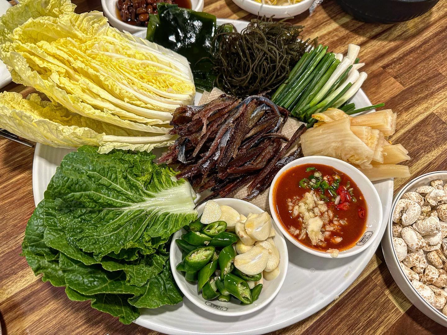 ⭐️산너머 남촌⭐️

과메기 먹는 계절이 왔!!!!!!!

쟈미쓰는 과메기 먹으러 여기 갑니당😍

사장님 유쾌 털털 시~원하시고
손맛 죽여줘서 뭘 시키든지 존맛탱인 이곳!!! 산너머남촌💜

전 메뉴 거의 다 먹어봤지만 전부다 맛있어서 기절이야~~😆

과메기가 푸짐해서 배불렀는뎅 
옆자리에서 해물파전 시키는거 보고 넘 맛있는 비주얼에 ....
쟈미쓰 몬참지!!!!!!!! 

해물파전 진짜 진짜 겁나 마시쏘..!!
반죽이 특별한거 같아요😍
진짜 쫄깃쫄깃 😋

산너머 남촌 오면 항상 만취각🍻

#경주 #경주산너머남촌 #경주과메기 #경주과메기맛집 #경주술집 #경주황성동맛집 #경주황성동술집 #황성동술집 #황성동과메기 #경주맛집추천 #나만아는맛집 #경주현지인맛집 #경주해물파전맛집 #경주로컬맛집 #맛집추천 #경주맛집탐방 #먹스타그램 #맞팔 #먹팔 #만취각 #술스타그램 #인생은해장의연속 #해또다실 #과메기철