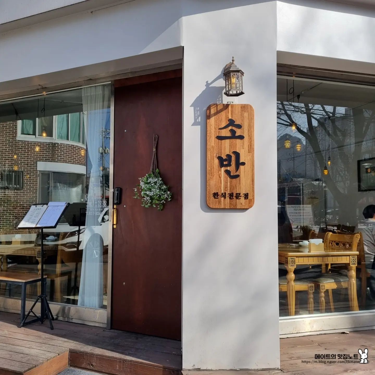 [소반] IN 의정부

따뜻한 한식, 가정식 땡길 때 있으시죠? 오늘만큼은 밥 🍚 두둑히 먹고 싶은 그런 날! 

닭가슴살샐러드, 연어샐러드, 전, 깻잎, 양념게장, 무조림, 들깨버섯, 된장찌개, 콩비지찌개, 제육볶음, 떡갈비, 미역국, 마지막 식혜까지! 

이 모든 게 1인 17000원이라니, 혜자 아닙니까..
꼭 가세요.. 소반한상차림 2인 이상 주문 가능하니까 친구, 가족, 연인과 함께 가서 따뜻한 가정식 푸짐하게 먹고 오세요!

✔️소반한상차림 추천! 

🤑소반한상차림 17000원 (2인 이상 주문 가능)

#소반
#의정부맛집
#의정부맛집추천
#한식맛집
#가정식맛집

(더 꼼꼼한 리뷰는 프로필 링크_블로그에서 15장을 참고해주세요!)