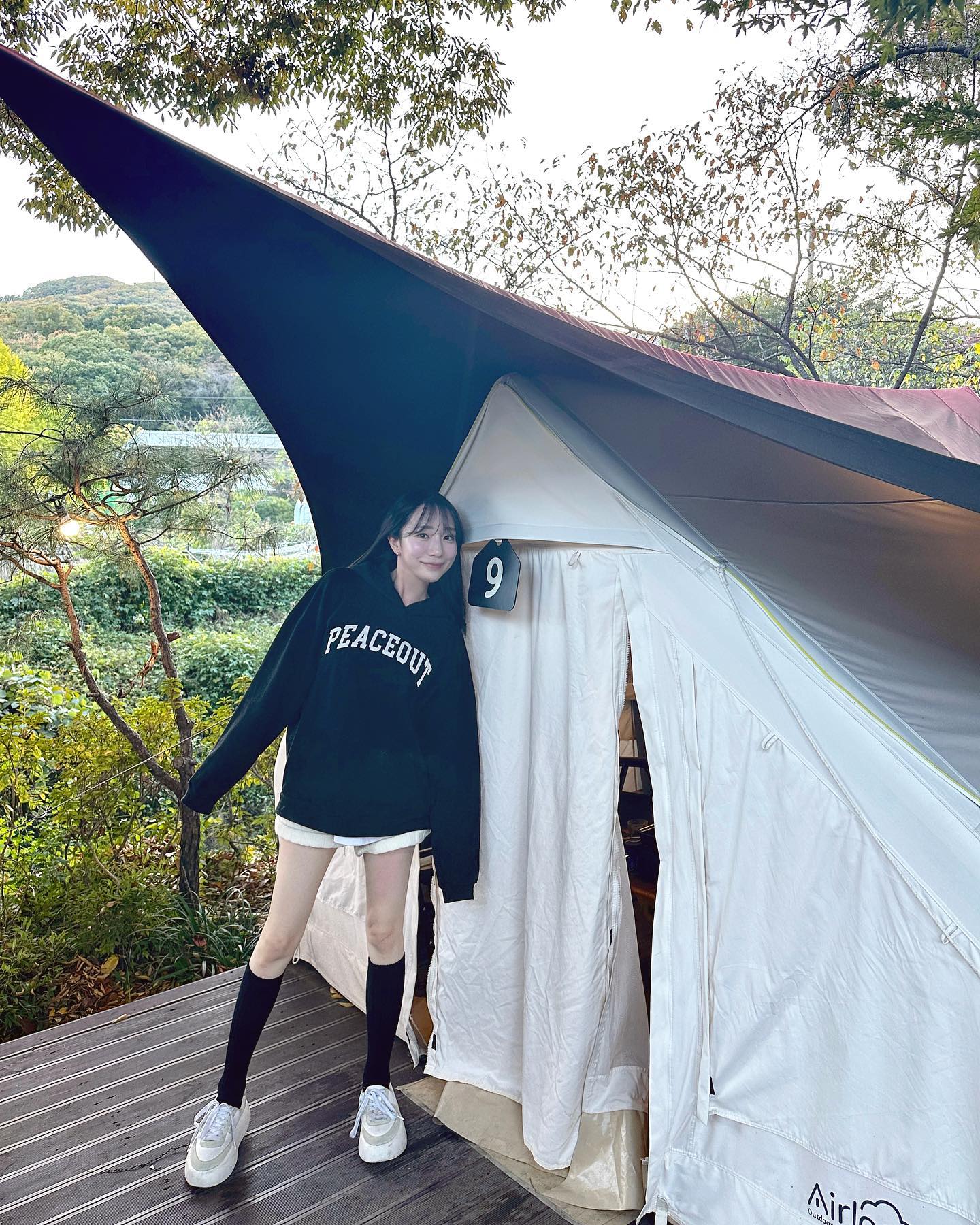 후드티에 반바지 입을 수 있는 계절은 짧으니까 부지런히 입어야지 !
맥주 마시기 전에 사진 찍을걸 
늘 후회하면서 까먹는다 🥹