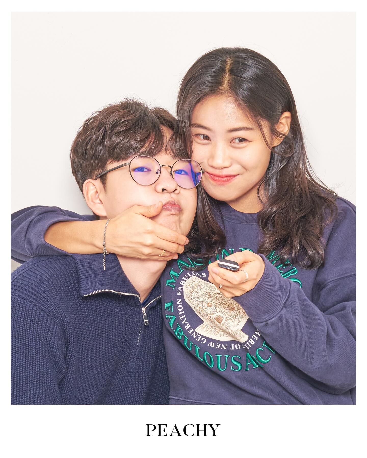 💙🤍
너무너무 찍어보고 싶었던 셀프촬영
드디어 성공!
 
찍은 사진들 하나하나 다 맘에들어서
셀렉하는게 사진 찍는것보다 오래걸린듯...🫢🫠
 
(하고싶은대로 맘껏 하라는 짝꿍덕분에
진짜 내맘대로ㅎㅎㅎㅎ 다 해버리기)
 
 
studio__peachy