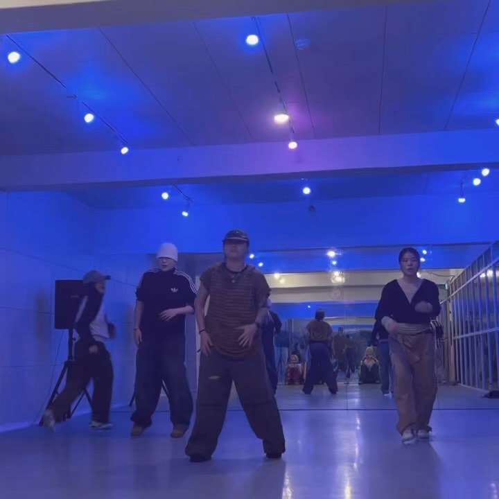 유빈아 나 머리가 터질거같아 🤯
그래도 넘 좋아요 〰️🩶

🧠 __lee_.u 

lamf_dance_academy