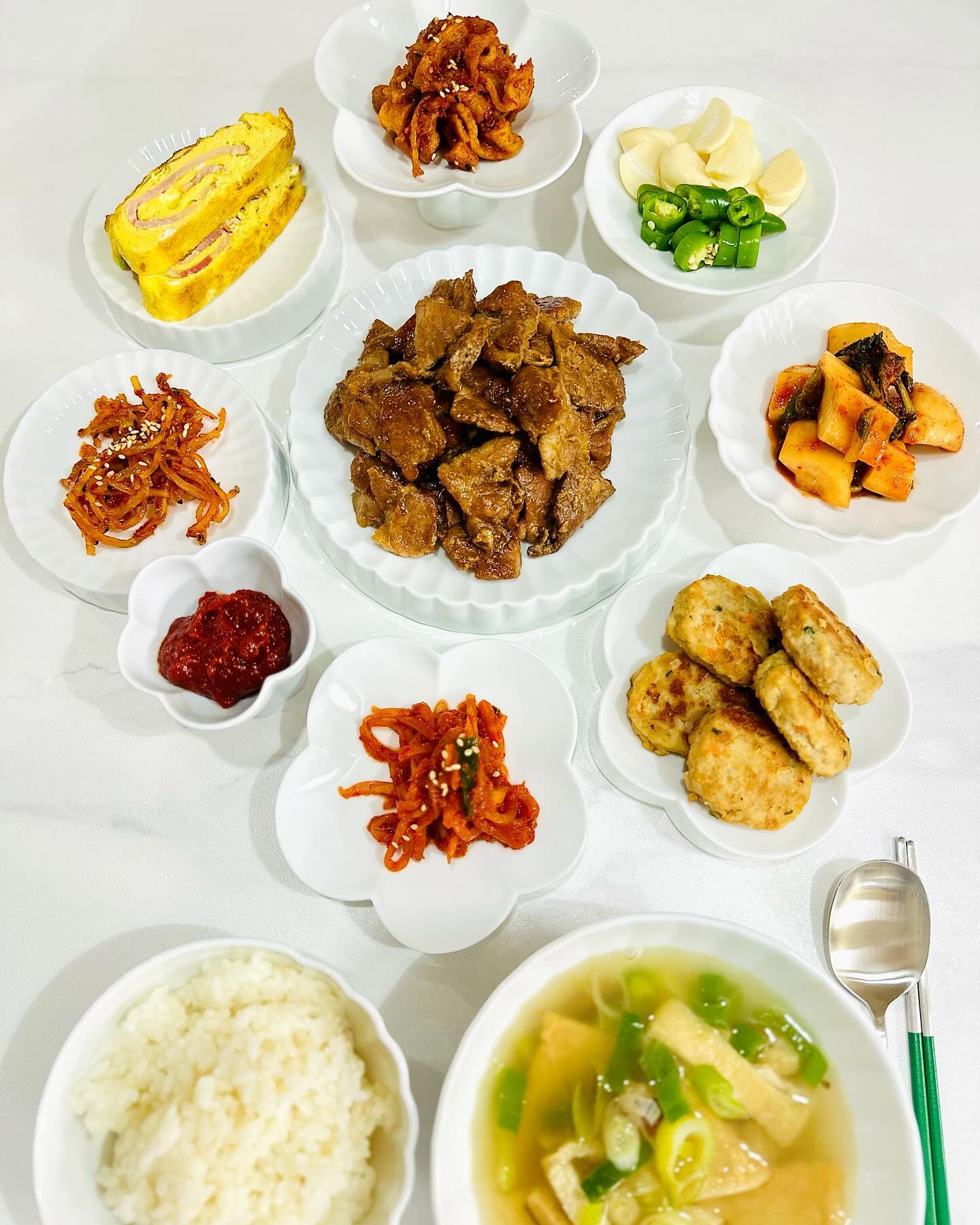 ఇ

흰쌀밥 어묵국 양념갈비
달걀말이 매운어묵볶음 알타리김치
동그랑땡 채장아찌 진미채볶음

⠀

⠀