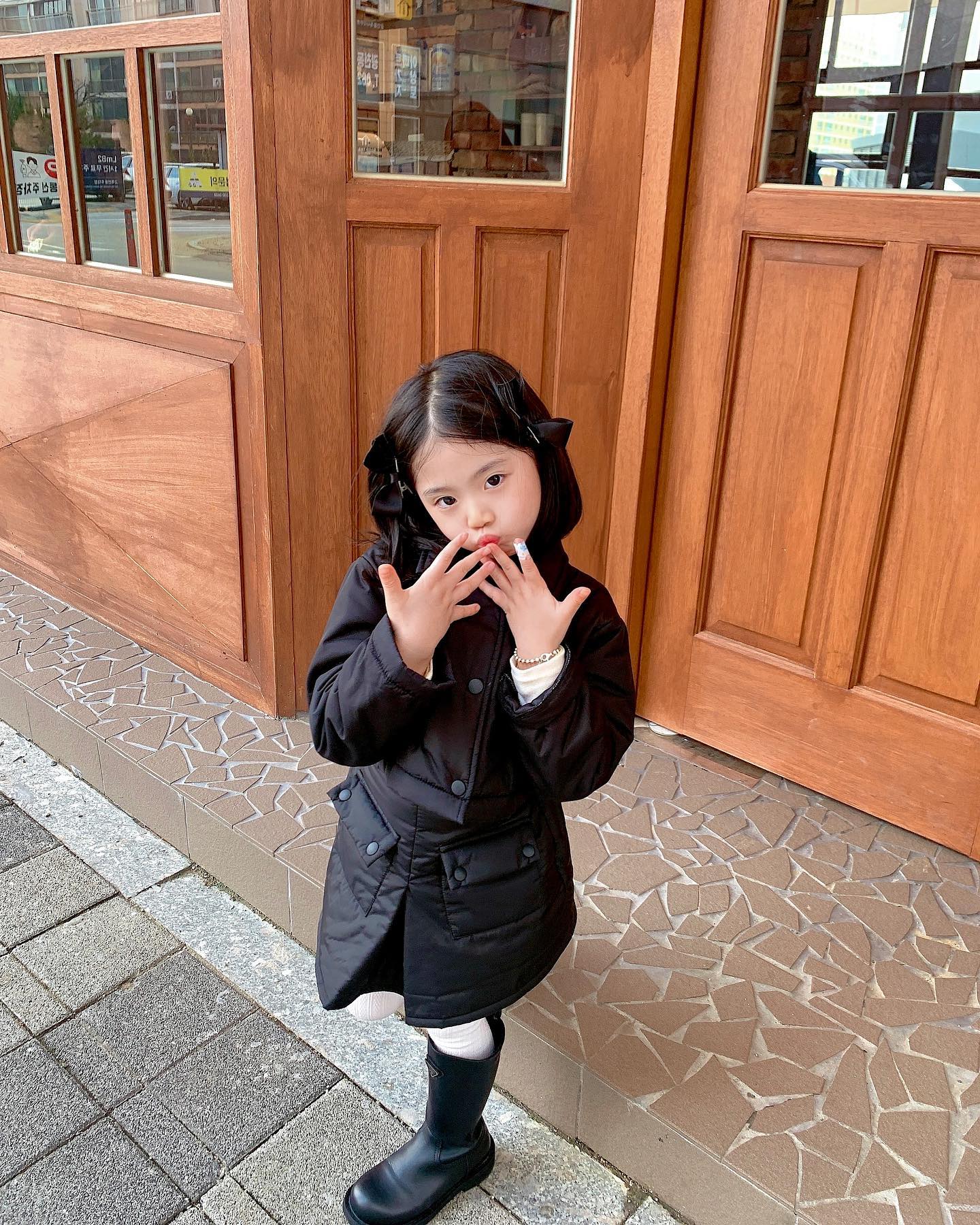 포즈 맛집,👀🖤

#키즈룩 #키즈모델 

#딸스타그램 
#6살 #루다공주👼🏻