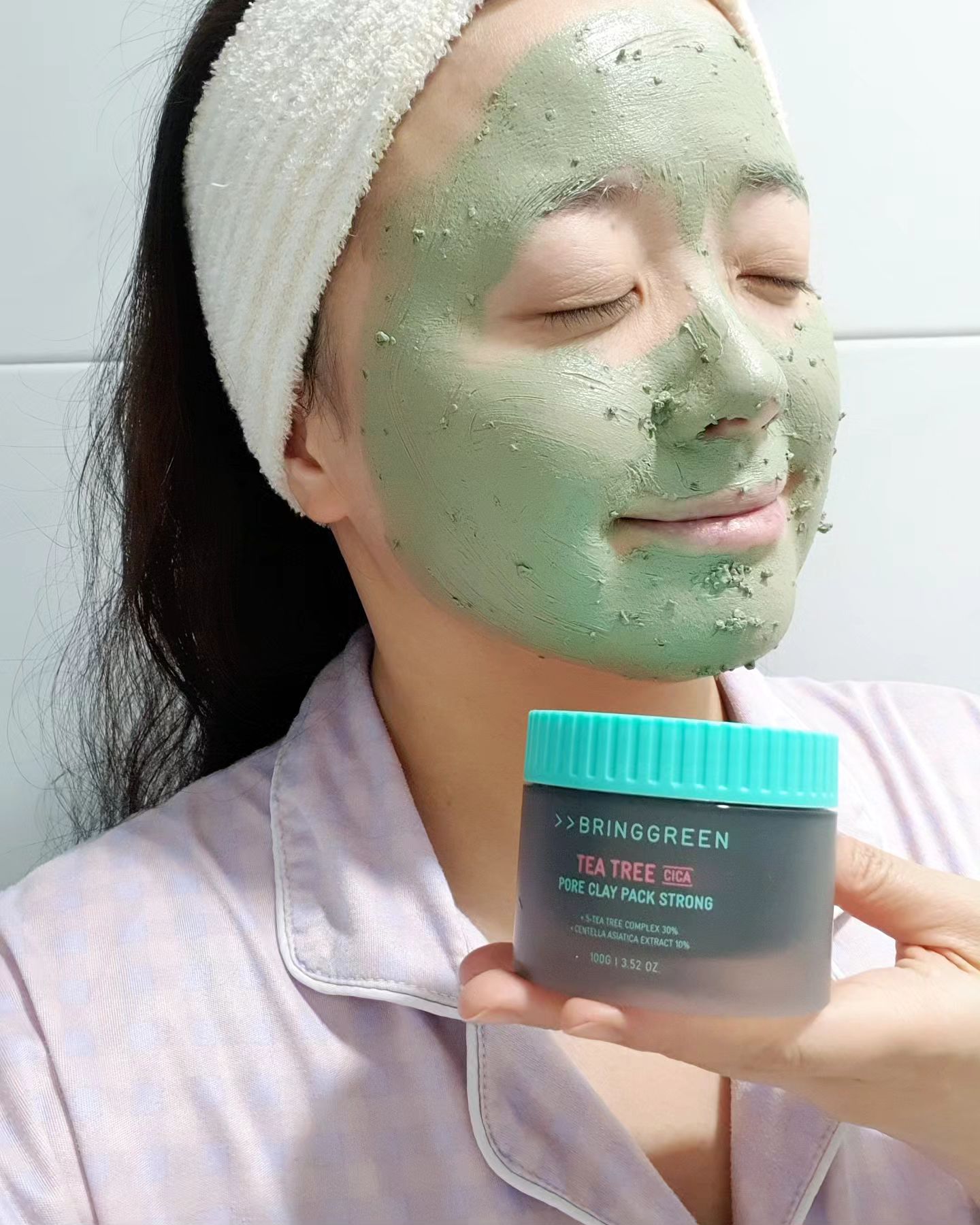#제품제공 bringgreen_official
.
브링그린 티트리 시카 포어 클레이팩 스트롱 💚
.
바르는 순간 & 씻어낸 후까지 시원한 쿨링감이 느껴지는 브링그린 워시오프 팩이에요 🧖‍♀️
.
각질 제거에 탁월하다는 팥이 함유되어 씻어낼 때 모공 청소하는 느낌이 들어 상당히 개운합니다.
.
세안 후 마른 피부에 바른 후 10분 정도 뒤 팩이 마르고 회끼가 돌기 시작하면 미온수로 샤샥 씻어내주면 됩니다 🤗
.
매일 쌓이는 각질, 브링그린 팥 스크럽으로 매끈 관리 해보아요 🩷
.
#파룸체험단 #브링그린 #티크리시카포어클레이팩스트롱 #모공팩 #클레이팩 #팥트롱모공팩 #워시오프팩 #모공팩추천 #피지관리 #각질제거 #모공관리 #sunnykimbeauty