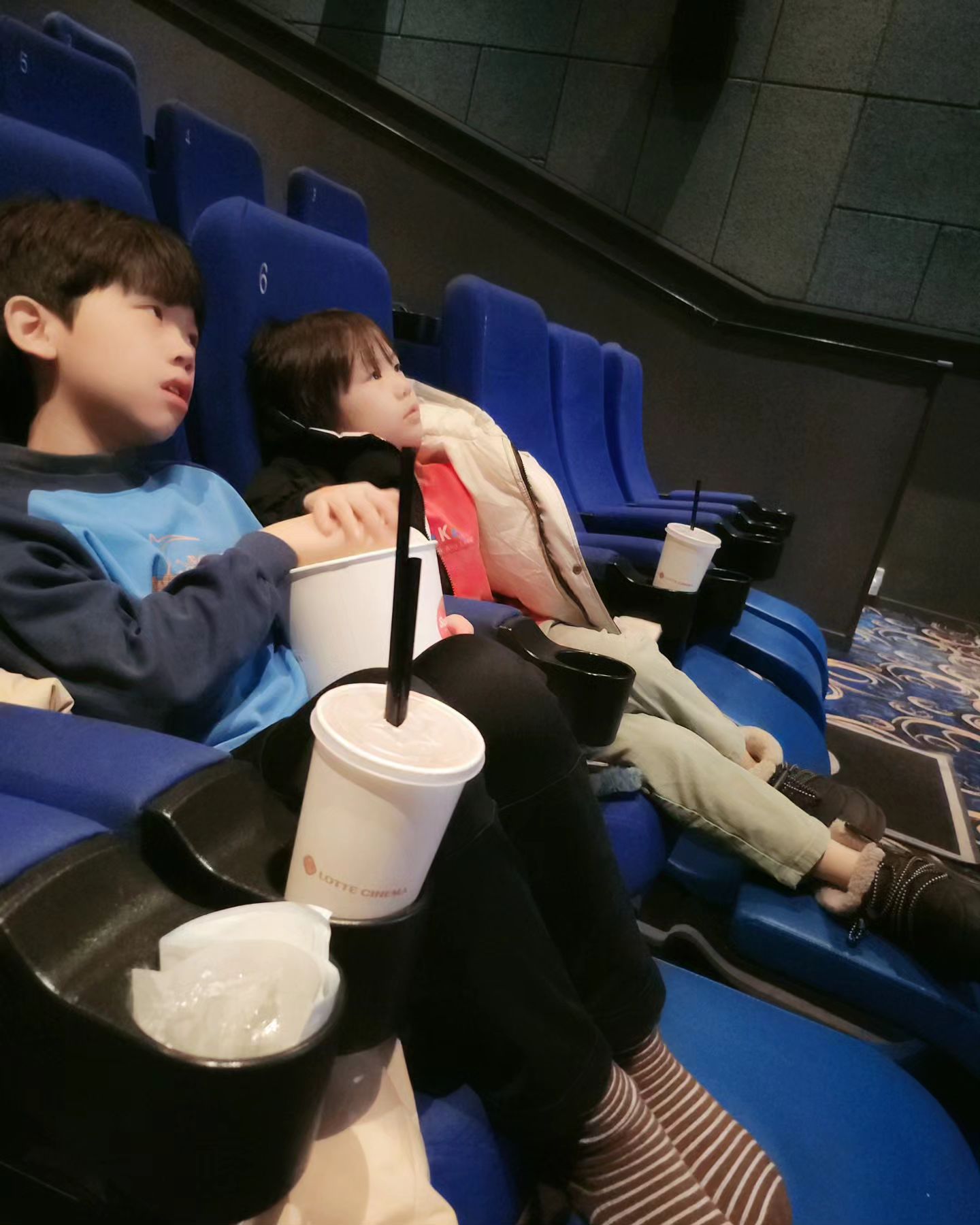 #인투더월드🦆🐦🦜🪿🕊️ #영화관빌린날💛
아빠도 같이 봤어야 했는데.. 
(아빠한테 들려 주고픈 스토리 ㅋ)
오리가 주인공인데 요리사 나올때마다 무서워 죽겠는 두 아들.
밤되고 화면이 어두워지니 시안인 뒷좌석으로 숨음 🤣🤣
무섭다고 집에 가자는 시안이와 형이라고 몰래 눈감고 안무서운 척 하는 이안이. 덕분에 엄마는 지루할 틈이 없구나 🤭
또 영화보자구 🥰🥰🥰