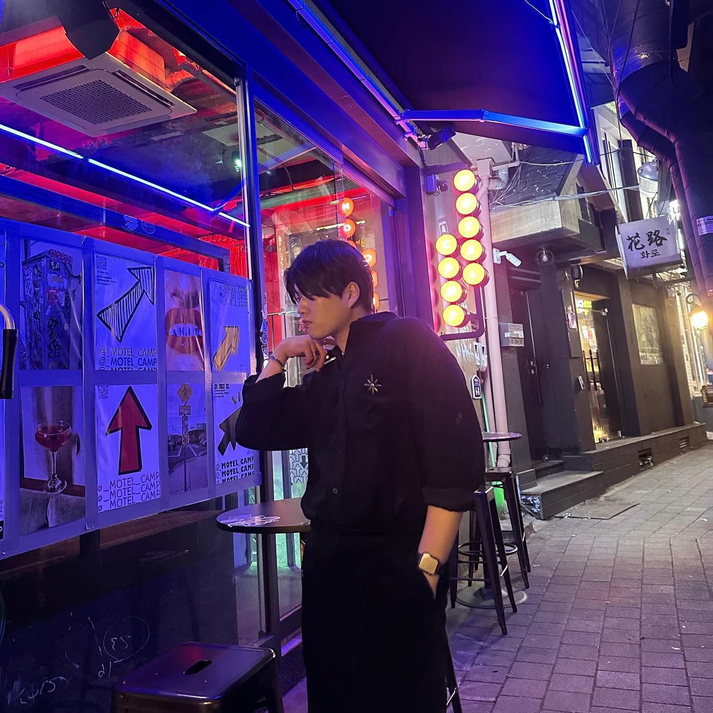 #협찬
•
•
•
이태원 분위기 죽이는 HIPHOP BAR _motel_camp_ 💕

안녕하세요… 오랜만에 개쩌는 힙한 바 협찬 들고왔습니다:)

이태원에 위치한 R&B HIPHOP 바 모텔캠프인데용 ㅎㅎ🤤 음악 듣는거 좋아하시는 분들에게 최적화 된 바에요🥹

이태원 선셋비치 앞 골목에 위치한 모텔캠프는 주말에는 DJ분들의 디제잉을 직관 할 수 있고 평일에는 개쩌는 직원분의 선곡이 준비되어 있습니다😘

혼자 노래 들으면서 술 마시기에도 좋아서 혼술 좋아하시는 분들도 만족하실 만한 곳 입니다ㅎㅎ

다양한 술이 있으니 애주가 분들 무조건적으로 방문 추천드려요💕

요약
1. 음악 맛집
2. 술 맛집
3. 분위기 맛집

#이태원 #이태원술집 #bar #감성술집 #술집추천
