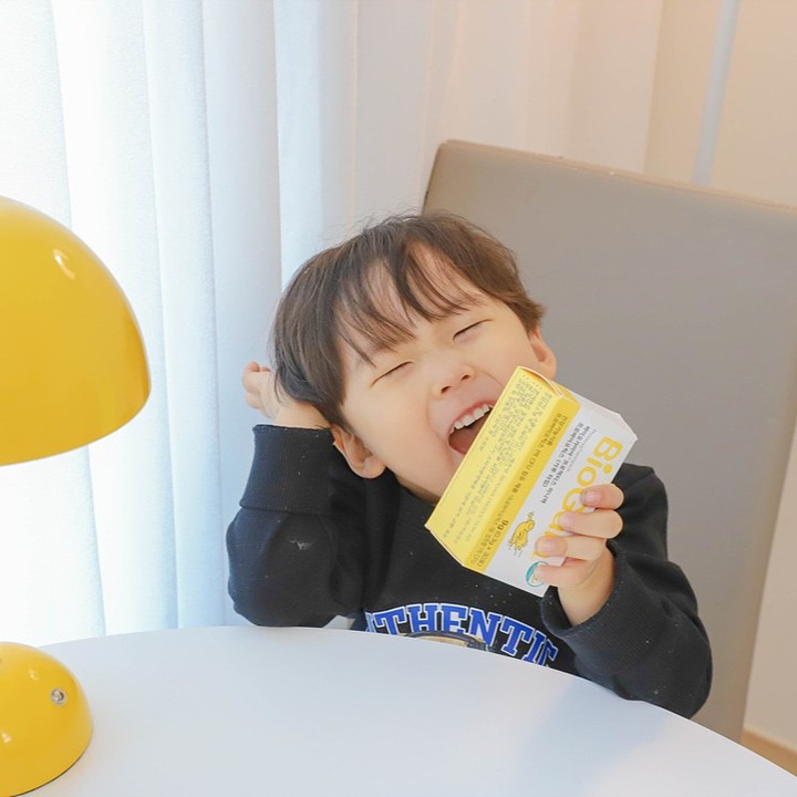 #ad
장이 건강해야 아이들 감기나 면역력을 더 잘 키울 수 있다는 거 알고 계셨나요?
한~창 자주 아팠던 시기가 있었는데 그때를 생각하면 변.비도 심하게 왔었고 편식시기와 맞물렸던 것 기억이 나는대요.
생각해보면 장도 신경써줘야했는데 아쉬움이 많이 남는답니다

그 이후론 쭉 바이오가이아 프로텍티스 프로바이오틱스 미니팩은 줄곧 먹여오는 제품이에요. 이런 제품을 고를 땐 투입균이 아닌 도달하는 보장균수가 중요하다는게 포인트!!
장까지 살아 도달하는 특허 받은 유.산.균주, 리모실락토바실러스 루테리 DSM 17938 무려 1.억.CFU 라는 사실!!
1990년 이래로 쭉 프로바이오틱스 제품만을 개발하고 운영해온 전문 브랜드에요.
전 세계 100여국에서 현지 파트너를 통해 유통되고 있답니다.

배변활동이 원활치 못하거나, 분유/모유를 먹다가 이유식을 시작하며 변이 단단해진 아가들,
불규칙한 식습관이나 편식, 정상적 장내 균종 형성이 필요한 유아기,
캡슐과 정제형 섭취가 불편한 아이들에게도 분팔타입이라 음료나 음식에 타먹어도 되고 바로 섭취해도 맛난 분말형 아기유산균추천드리고 싶어요

#제품제공 #아기유산균 #아기유산균추천 #바이오가이아