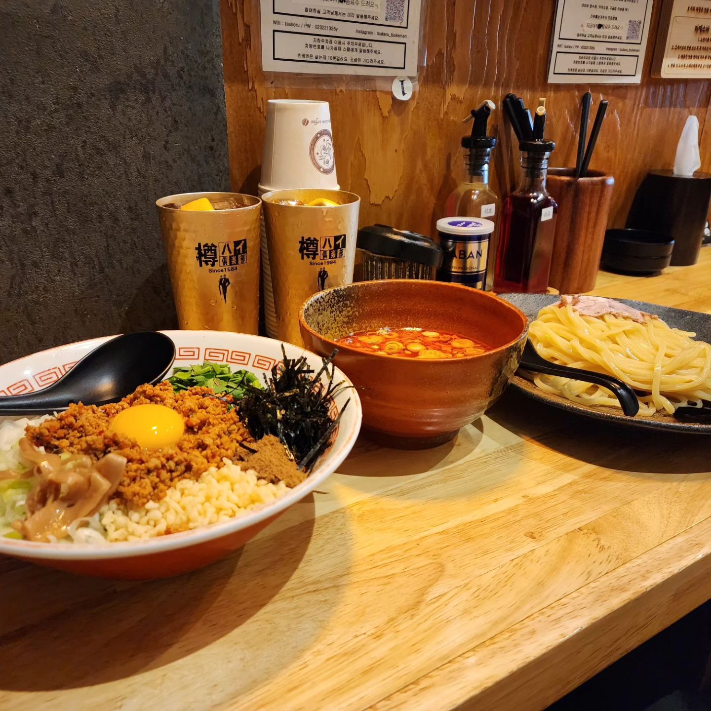 간만에 홍대나드으으리!
#츠케루 역시 맛나
얼그레이하이볼 ㅠ 너무 맛나자나..ㅠ
중간부터 배불럿는데 밥비벼먹어야 한다는 의지로 배 터지기 전까지 먹먹!!
다음에도 시간되면 또 와야징 ㅠ

#홍대맛집 #라멘맛집 #츠케루라멘