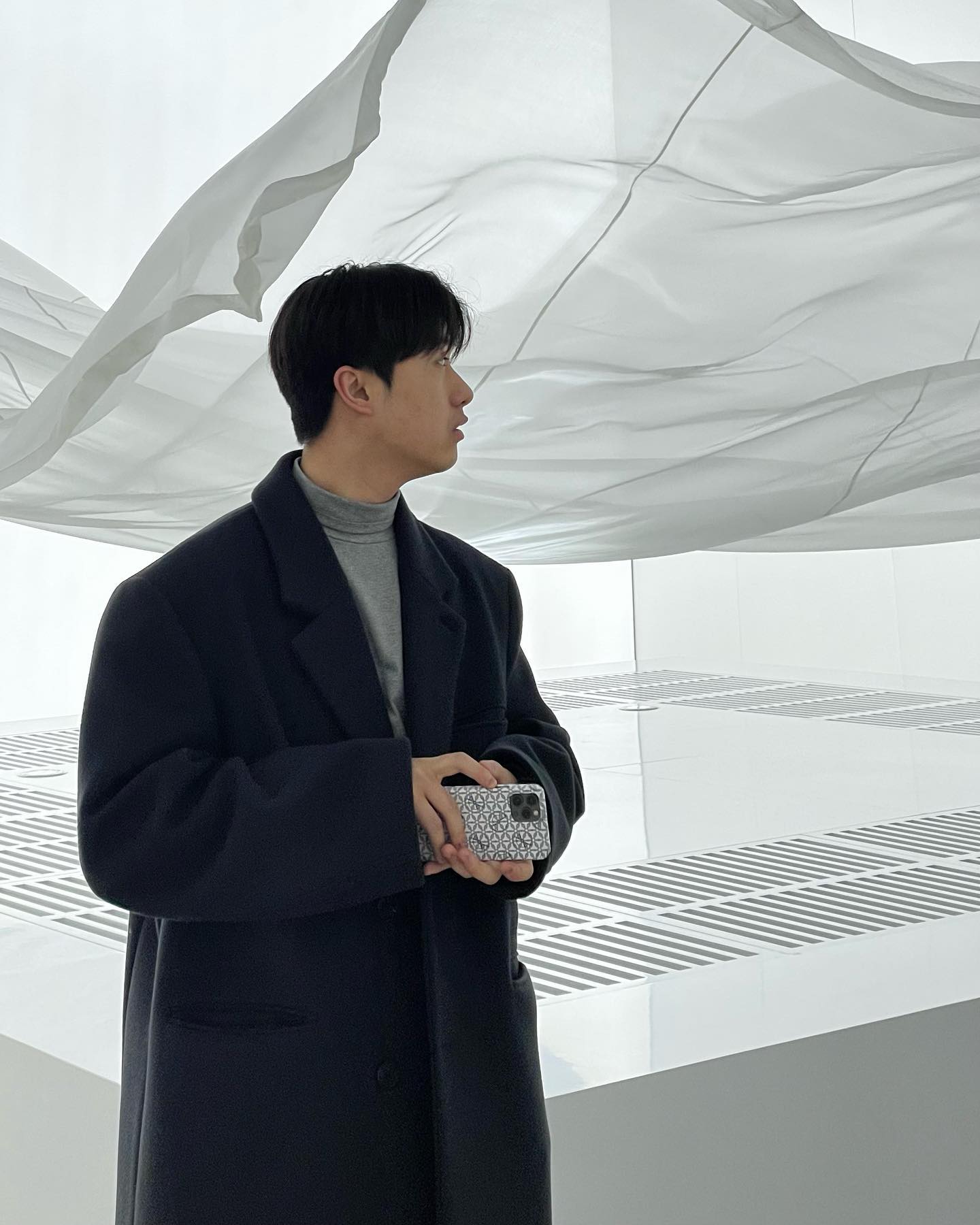 #광고 025s.official 💡🕋

[찬란 : EMBRACE] Wander between past and future

우리는 시간을 관통하는 과거에 미래 사이의 걷는 길 끝에서,
시간선에 새겨진 모든 순간을 포용하는 찬란한 빛을 조우합니다.

과거와 미래 사이를 오가는 시간선의 미궁 속에서
새롭게 출시된 2가지 향과 메세지를 확인해 보세요.

We journey. Lost and found,
We wander through the twists of time ;
Yet we continue to walk.

▪️12.24 - 1.21 (10:00AM ~20:30PM)
▪️서울특별시 마포구 광성로 41-11
▪️홈페이지 또는 현장 예약 후 입장 가능

#포인트투파이브세컨드 #025S #찬란전시 #embrace