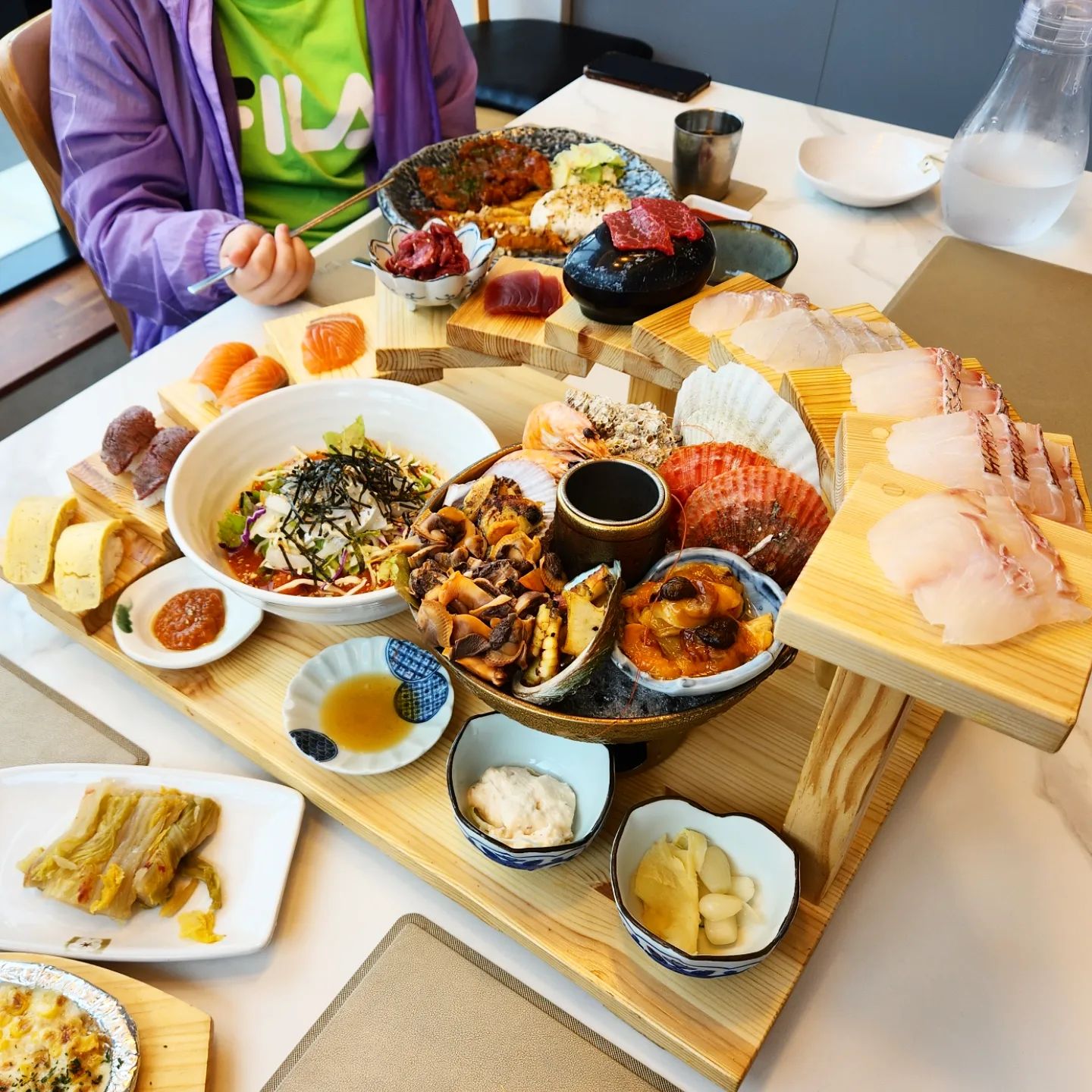 사천여행가서 점심식사로 방문한 해우사천점.
근심이풀리는해우세트2인으로 주문했는데 엄청푸짐하게 잘나와서 딸래미까지 배부르게 잘먹었다는♡
역시 계단회+초밥 구성 짱이닷♡
#해우#해우사천점#사천맛집#사천해물#사천여행#사천가볼만한곳