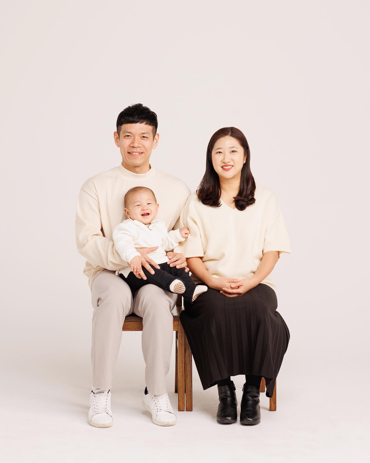 은호 300일 기념 가족 사진 👨‍👩‍👦
🤍
실력은 물론 분위기까지 기분 좋게 해주시는
작가님 덕분에
그 어렵다는 아기랑 사진도 대성공🥰
🤍
23년에 선물 같은 한해를 보낸 것처럼
24년도 우리 가족 모두 아프지 않고 빛나는 한해가 되길
🤍
아기 여권 사진도 넘 잘나와서 뿌-듯 😁
다음에 또 찍으러 가장 🤭
🤍
인친분들 늦었지만 새해 복 많이 받으세용💙
.
.
studio_hann_ 
.
.
#가족사진 #아기랑 #300일기념
#9개월아기 #토끼띠맘 #육아맘 
#스튜디오촬영 #아기여권사진 
#육아일기 #최고❤️
