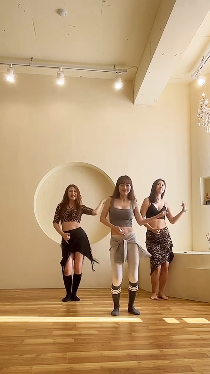 새해 시작을 벨리로 🔥🔥
⠀
올해는 더 열심히 하자는 의미로?
오랜만에 #벨리릴스
⠀
센터가 너무 절었다...;;;
그래도 #엔딩포즈요정 ㅋㅋㅋㅋㅋ

함께해줘서 고마워요🥰
qri_groooovy 
han_nah0824 
⠀
⠀
#뚜루랄라 #벨리새댁 #벨리댄스 #벨리댄서 #새해운동 #새해다이어트 #아샤벨리 #홍대벨리댄스