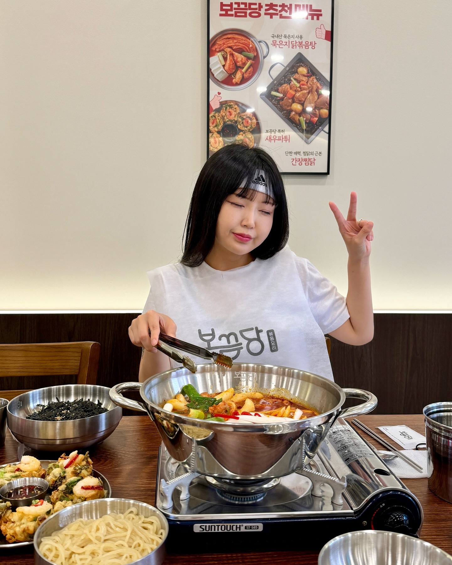 #협찬 
엽떡에서 만든 닭도리탕 브랜드 “보끔당”!!! 이
대구에도 생겼어요 !! 🥳🥳
오픈하자마자 부리나케 달려갔습니다
보끔당 대구 신매점🪄✨

예전에 서울갔었을때 보끔당 가고 싶었는데
무리한 일정때문에 결국 못갔었거든요 ㅠ
대구에 생겼다는 소식듣고 얼마나 기쁘던지😂

신매동 보끔당은 오픈한지 얼마 안되어서 그런지
완전 반딱반딱 새것 같은 깔끔한 분위기로 
시선을 사로잡았어요

저는 첫방문 집은 무조건 기본으로 가기에
기본 보끔당 닭볶음탕 맛이 궁금해서
세트메뉴인 보끔당 닭볶음탕+새우파튀 를 주문했어요
매운맛이 3단계까지 있던데,
2단계인 보통 매운맛으로 선택했습니다😙

점심특선 메뉴도 있던데
닭볶음탕+공기밥이 11000원의 구성이라
혼밥러들, 직장인들한테 최고일 것 같네용👍🏻

보끔당의 영업 철칙 완,,
주문 즉시 압력솥 개별조리 통해 위생적이고
신속하게 맛있는 닭보끔탕을 대접 한다,,
투,,
국내산 닭고기와 특제 비법소스로 깔끔한 매운맛과 
깊은 국물맛을 선보여 고객의 입맛을 사로잡는다,,

나오는 동안 보끔당의 효능같은 글을 살펴보고,,,
얼마 기다리지 않아 음식이 나와서 놀랬어요🫢

더 졸이기 위해 3-5분정도 더 익히고
먹어보니 아니 이거 진짜 미쳤는데?!! 연발
엽닭의 맛이랑 흡사하고
공기밥이 남아나지 않는 맛입니당🫢🫢🫢
국물이 너무 맛있어서 그런지 먹다보니
어느순간 밥이 없어졌다네요,,?

엽기떡볶이의 그 특제소스가 보끔당 닭도리탕에도
배여있는 느낌이라 엽떡 좋아하시는 분들
무조건 좋아하실겁니다 진짜 최고👍🏻

넘 맛있게 잘먹어서 여운이 남는다는..?
보끔당도 엽떡처럼 대구에 많이 생겼으면 하는
바램이네요,,🥲

엽떡 러버는 곧 보끔당 러버다
엽떡러버 대구피플들 보끔당 신매점으로 GOGO♥️

💡 보끔당 대구신매점
🏠 대구광역시 수성구 고산로18길 15 (신매동)
⏰ 매일 11:00 - 23:00
🌐 https://naver.me/xxRePJ9i

#보끔당대구신매점 #대구맛집 #신매동맛집 #신매점심 #신매저녁 #신매닭볶음탕 #신매동닭볶음탕