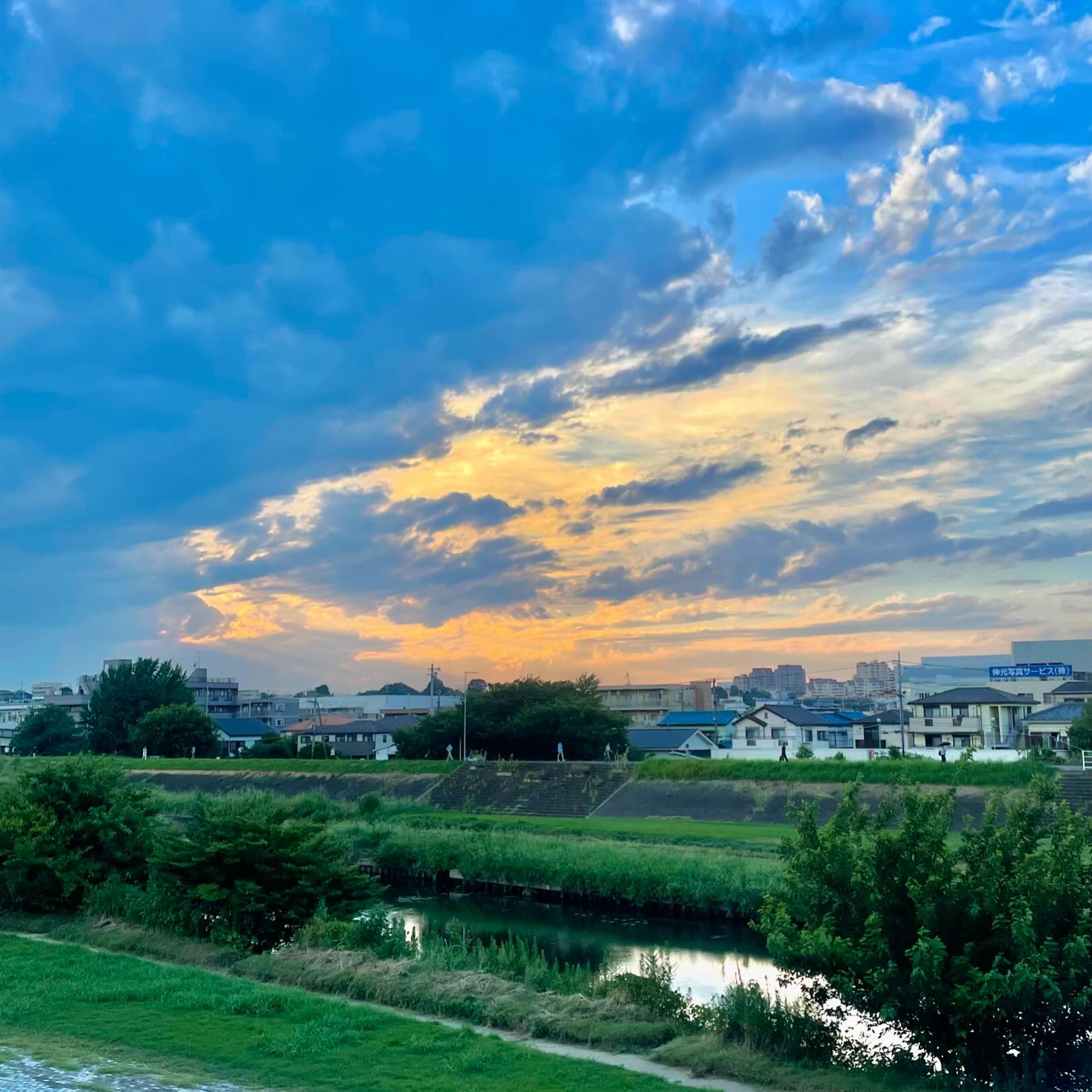 가모이 역 앞에서 본 영롱한 하늘 ☁️🩵

📍kamoike Bridge (鴨池橋)