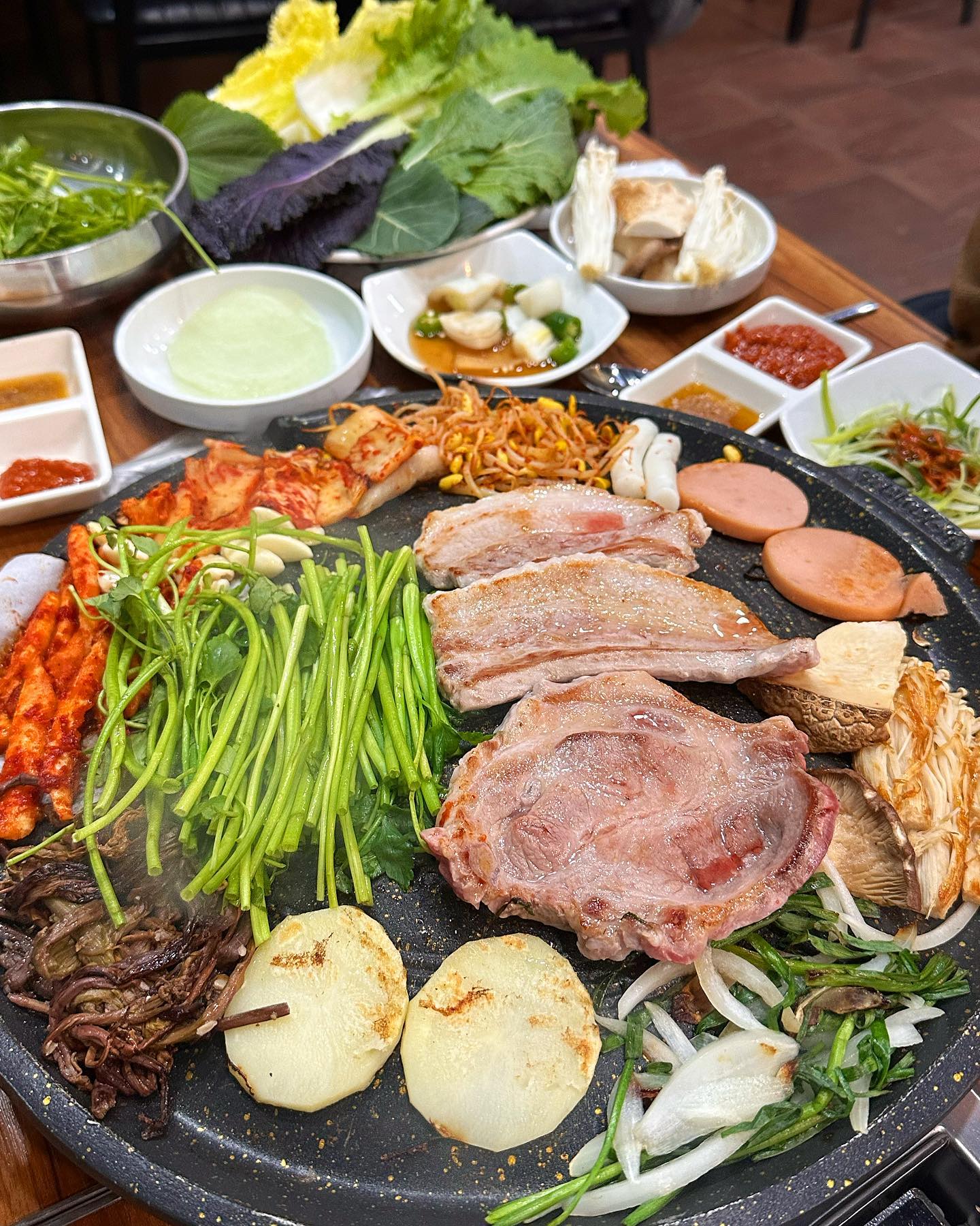집 근처 삼겹살 맛집 찾아서 기분 째짐🥰
고기 질도 너무 좋고 사장님도 너무너무 친절하고 가격도 좋아서 가성비 최고❤️
담에 또 갈려고 피드 박제‼️
#미나리솥뚜껑삼겹살 
.
#대전 #대전맛집 #대전맛집추천 #가수원동 #관저동 #도안동맛집 #고기 #고기스타그램 #맛집 #맛집스타그램 #맛집투어 #맛집공유 #먹스타 #먹팔 #먹스타맞팔 #먹부림 #먹팔맞팔 #먹팔해요 #먹그램 #먹팔하면맞팔 #맛집인정 #대전가볼만한곳