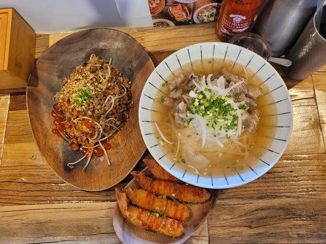 노으니 on Instagram: "오늘같이 비오는날 찰떡인 메뉴❤️ 한번 맛보면 또다시 생각날듯한 잊지못할 맛이었어요 여태 먹은 쌀국수는 뭐였나생각할 정도로 인상깊었던 멘타와이!! 🍴차돌 쌀국