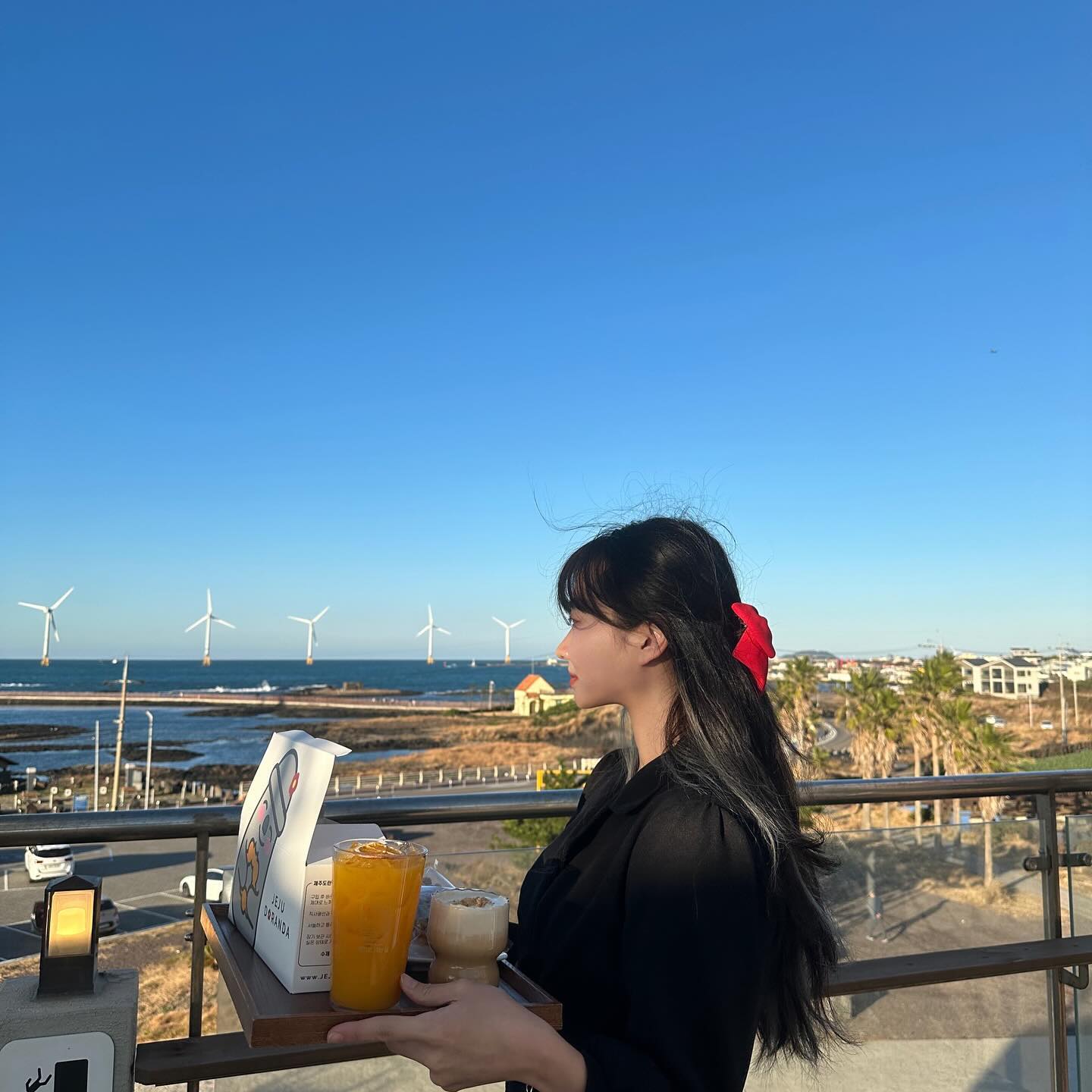 #제주 #제주도란다

주차 무서워서 주차장 넓은 카페, 그와중에 제주 풍경 포기못해서 뷰 좋은 카페 포기 못해서 간 제주 도란다🧡
노을보면서 커피마시면 그냥 힐링 그자체🌊
 카페도 넓고 주차장도 넓고 뷰도 예쁘고 야외테라스도 있고 음료도 맛있고 도란다 박스 선물하기도 좋고 칭찬하기 바쁜 카페,,,❤️
제주도 여행가면 무조건 여기 추천 ㅠㅠㅠ✈️

#제주카페 #제주도카페 #신창풍차해안도로 #제주노을명소 #제주오션뷰카페 #한경면카페 #협재카페 #한림카페 #제주핫플 #제주선물 #제주선물주천 #제주쿠키 #풍차로가는길 #우도샌드 #선팔하면맞팔 #제주카페추천 #예쁜카페 #카페추천 #카페스타그램 #감성카페 #뷰좋은카페 #국내여행 #바다카페 #애월카페 #공항카페 #드라이브 #해안도로카페 #제주도