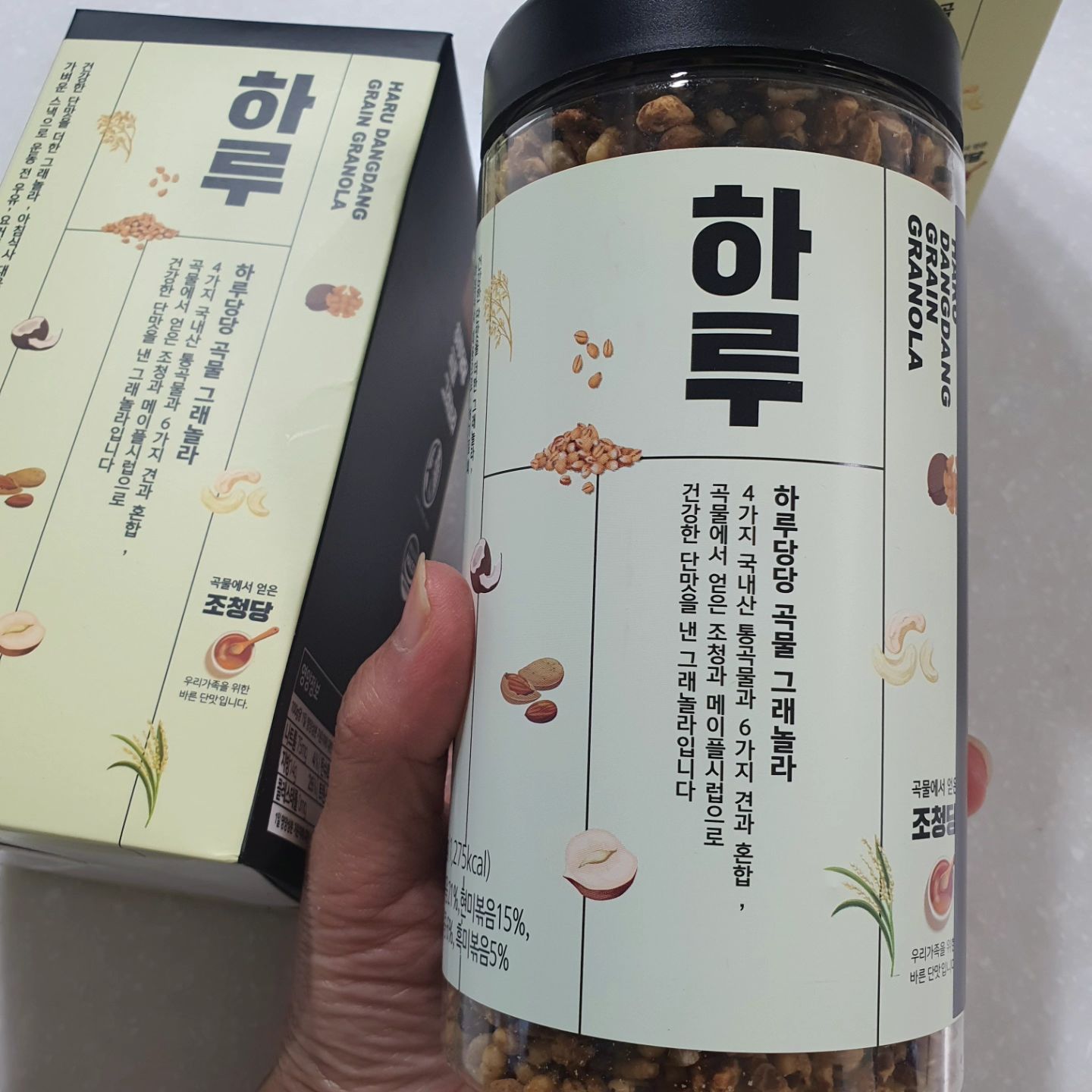 #협찬  두레촌 강봉석조청 하루당당 곡물 그래놀라

국내산 보리볶음, 현미볶음, 볶은약콩, 흑미볶음에 귀리, 아몬드, 헤이즐넛, 캐슈넛, 마카다미아, 호두, 피칸의 6가지 견과류까지 다양한 통곡물과 견과류가 들어 있고요. 

거기에  명인쌀조청, 엿기름,메이플시럽으로 건강한 단맛을 낸 곡물 그래놀라라서 건강까지 챙길 수 있는 간식이에요.

추출할 때 한 주먹씩 먹거나 우유에 1~2숟가락 얹어서 먹으면 씹는 맛도 있고 맛있어요. 

요거트에 타 먹어도 아주 맛나요. 

#그래놀라 #시리얼 #곡물그래놀라 #강봉석조청 #두레촌 #하루당당
