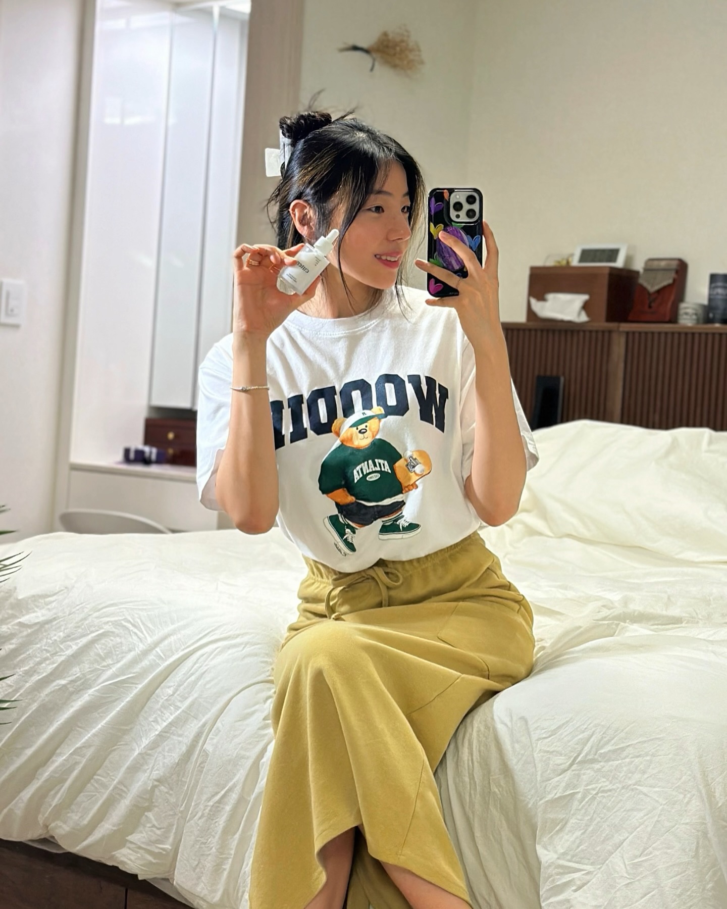 야근하고와서
녹초가 되어버렸습니다..ㅎ 

자기 전에 다크서클 내려 앉은
제 얼굴에 심폐소생 중 ㅎㅎ 

세라마이드 기미앰플 큐템! 

2주간 꾸준히 쓴 탓에 
세안만하고 나와도
안색이 많이 밝아진 것 같아요!

미백의 시작은 세라마이드! 

예를 들자면 
다이어트할 때 제일 중요한게
기초대사량 올리는 거라는거 아시쥬? 

피부도 똑같이 기초 체력을
올려줘야 화사한 피부유지가 됩니닷! 

일반 세라마이드가 아닌
차세대 롱체인 세라마이드로
속건조를 잡아 기미퇴치..! 

세안하고 나서 점점 하얘지는 것 같은
안색 보니 대만족중입니다 ㅎ 

피부에 관심 많으신분들! 
꼭꼭 추천 드려영! 

구럼 저는 이만
조금 숨 돌리고 누워서 피드 놀러갈게오👉👈

#광고 #큐템 #세라밤 #세라밤앰플 #기미앰플 #세라마이드앰플 #미백앰플 #앰플추천 #미백화장품 #수분앰플 #화이트닝앰플 #속건조 #탄력앰플 #cutem #세라밤퍼스트앰플
