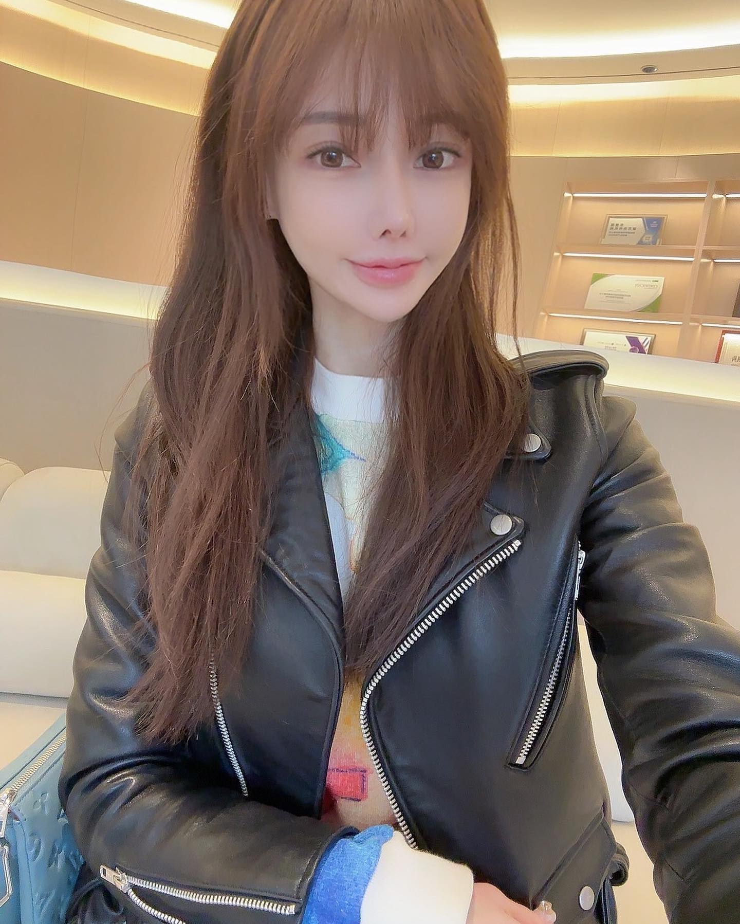 🇨🇳 #xian 

중국친구덕분에 
시안에서도 피부관리를 다 받구 💆‍♀️ 

간만에 베이징덕에 🦆
맛난저녁 촵촵🥢 (게살누들 🤩맛탱)

또 다시 시작되는 맥주지옥 😂😂
하루에 90병.. 혼자 10병넘게 까는듯 🍻😵