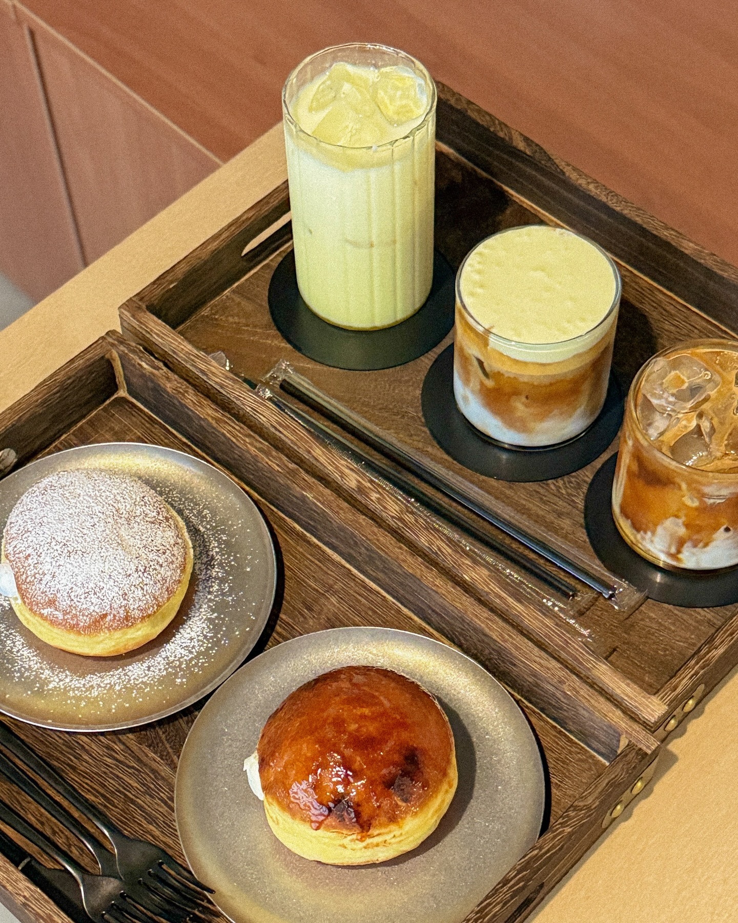 #협찬 gustuff_coffee 

올해 유난히도 더웠던 여름 7월에 오픈한
#경산신상카페 #구스터프 카페에 다녀왔어요 :)

조용하고 차분한 분위기 속에서 흘러나오는 
음악소리가 너무 잘 어울리는 #영대카페 로 ㅋㅋ
연인, 친구들이 나만의 아지트로  찾아오기 좋았던
카페 중 하나였어요,

무엇보다 카페 메뉴가 너무 저렴해서 놀랐으며
금액대비 맛은 또 왜이렇게 좋은지, 친구랑 수다 떨면서
맛있는 커피 맛보고 싶을 때 오고 싶은 카페였다고나
할까나? ㅋㅋ

수줍게 웃으시던 사장님이 열정을 다해 구스터프
시그니처 메뉴를 만들어주실 때부터 알아봤다능,

일부러라도 먹고 싶어 #신대부적카페 찾아가게 될
정도로 구스터프 카페도 즐기면서 커피 여유도 즐겨보셨으면
좋겠어요, 

잘 찾아가실 수 있게 카페 주소도 공유할께요, 
#경산구스터프 
경북 경산시 압량읍 청운2로 116 (부적리) 1층 구스터프

#경산시카페 #경산핫플 #경산신대부적 #경산신상카페 
#신대부적맛집 #영대카페 #영대핫플 #영대가볼만한곳