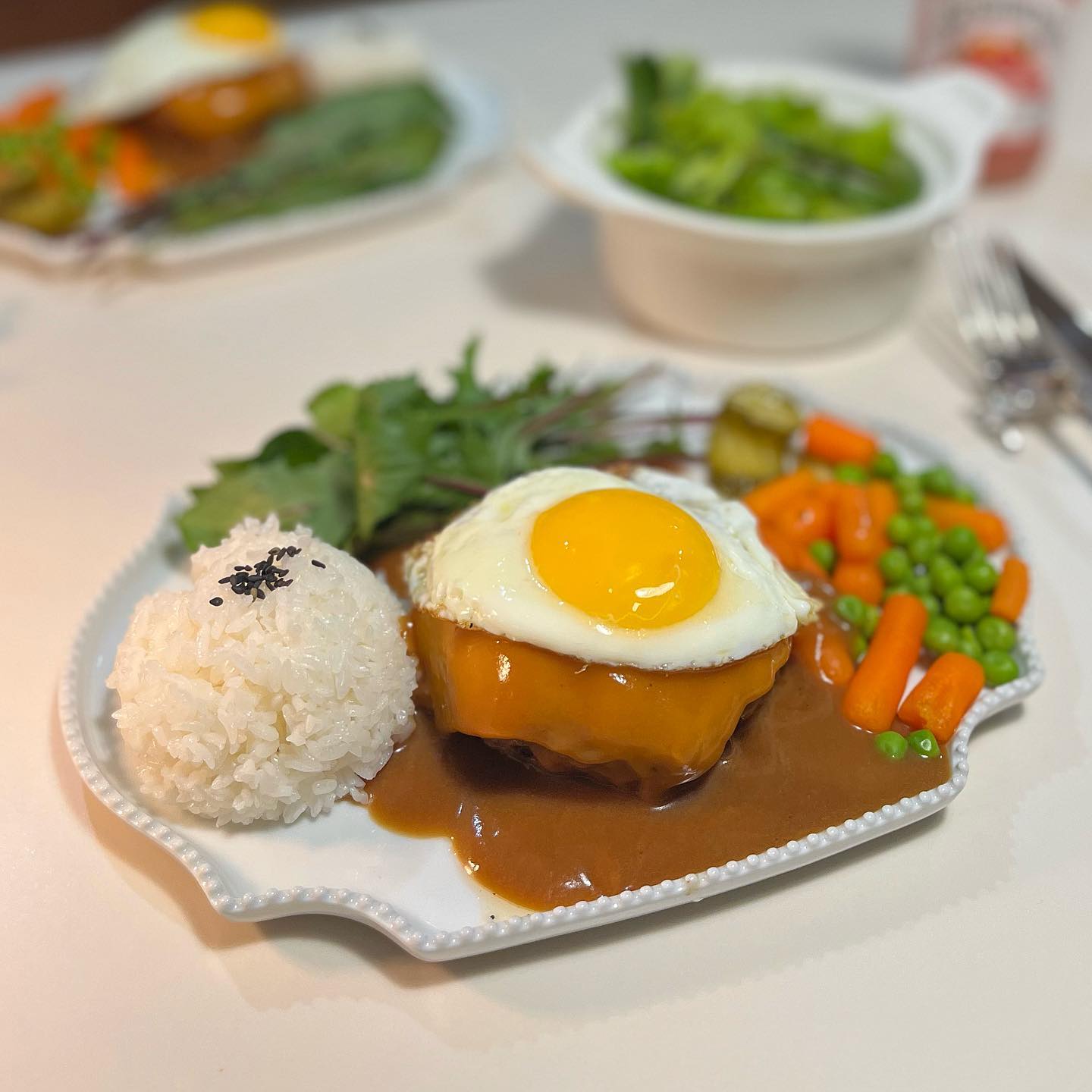 #제품제공
오늘은 함박스테이크 먹으면서 동심으로 돌아갔어요 👼
부산시가 선정한 9대맛집 #고관함박 을 집에서 먹었답니다 

달달하니 맛있고 고기가 엄청두꺼워서 하나만 먹어도 양이 충분해요

고관함박스테이크는 
100% 국내산 1등급 한돈만 사용하고
장인이 수제로 빚어 살아있는 육즙이 풍부해요

진짜 촉촉해서 신랑이랑 말없이 함박 썰고 먹기만 했어요
왜 진짜 맛있는거 먹을때 대화단절되는 느낌 ㅋㅋㅋ

그리고 밀가루, 전분가루, 빵가루가 안섞여있데요
전자렌지 2분이면 끝이지만 저는 후라이팬에 데웠지요 

소스도 옛날소스 느낌나면서 누구나 호불호 없이 좋아할맛이라 꼭 드셔보세요😊 

#함박스테이크 #아빠애푸드 #떡갈비 #홈스토랑 #홈레스토랑 #홈밥 #집밥메뉴 #집밥메뉴추천 #아이반찬 #아이반찬레시피 #신혼밥상 #신혼부부밥상