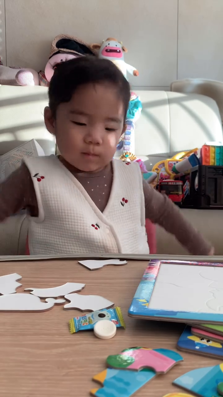 “엄마가 잠깐 빨래하고올꺼야! 그동안 사탕을 안먹고 기다리면 두개를 줄꺼야~ 우리서윤이 기다릴수있지?”

결국 못참고 사탕봉투를 들고 엄마한테 왔길래 당연히 먹은줄 알았는데 안먹었다니!! 하. 감덩이다🥹🥹🥹🥹🥹

#기다림#멋진내딸😘