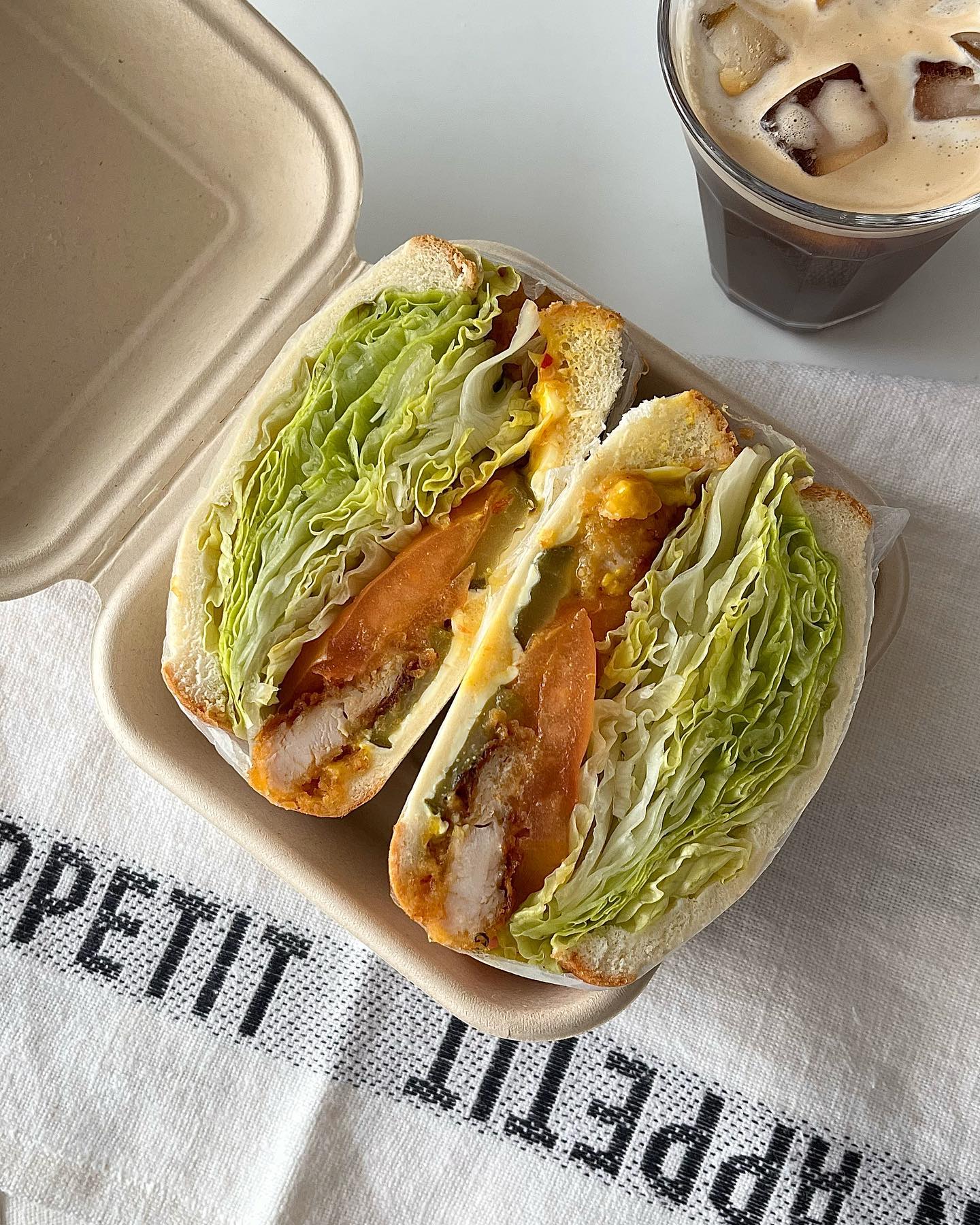 치킨 샌드위치 🥪

저녁 뷔페가서 배를 채울 남편을위해서
낮엔 간단하게 치킨 샌드위치 만들었어요

양상추 팡팡 겹쳐올려서
치킨샌드위치 공장 가동 시작! 
이게 맞나 싶을정도로 의심을 하면서 ㅋㅋㅋ 🧐
겹쳐 겹쳐 올려서 손으로 꾸~욱 눌러주세요✋🏻

머스타드 + 스위트 칠리 소스 요 조합도너무 맛있어요

집샌드위치 먹고나면 나 너무 건강해진 것 같은 느낌드는거,, 
저만그런가요 ? 😊

종이테이크아웃박스 대량으로 사서 매일  챙겨주고싶어요☺️

/
양상추 겹겹이 쌓기 (10겹정도)
소스: 머스타드, 스위트칠리 (이조합 강추)
토마토 슬라이스, 치킨텐더, 피클, 치즈
랩으로 감싸면서 꾸욱꾸욱 눌러주세요