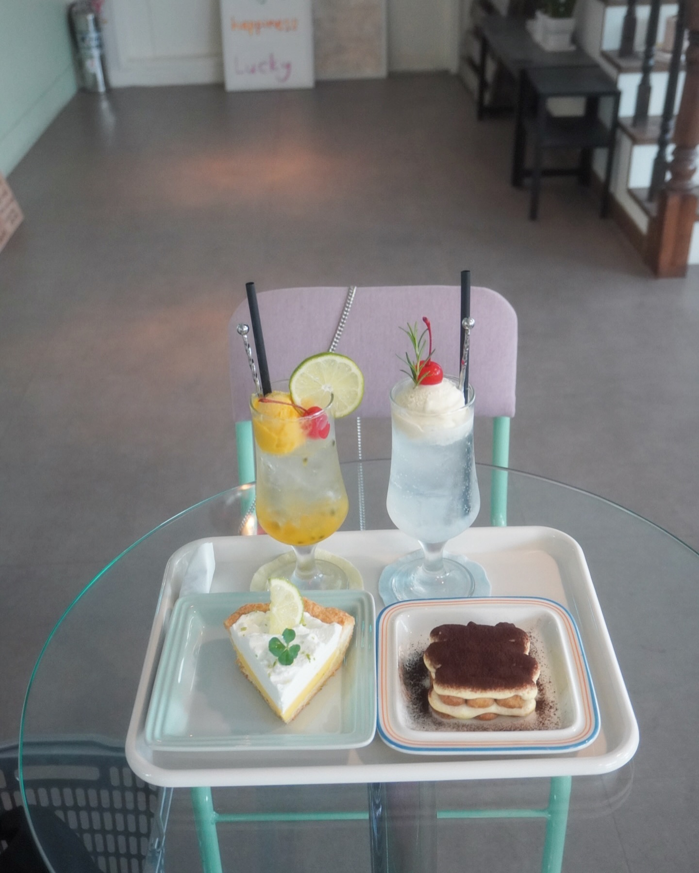 전포 카페 (ringrryme__cafe )
 
인스타에서도 유명한 하늘문 카페🩵
리치크림소다,썸머파이,썸머에이드,티라미수 시켰구

 리치크림소다,썸머파이 추천해요!
코코젤리에 식감이랑 아이스크림 같이 먹으면 환상 조합..
썸머파이는 처음 먹어보는 맛인데 상큼해서 
은근히 땡기더라구요!🩵
​
.

.

#린그리메 #린그리메카페 #전포카페 #전포동카페 #전포맛집 #전포동 #전포동카페거리 #전포카페거리맛집 #카페추천 #카페투어 #카페맛집 #사진맛집 #색감깡패