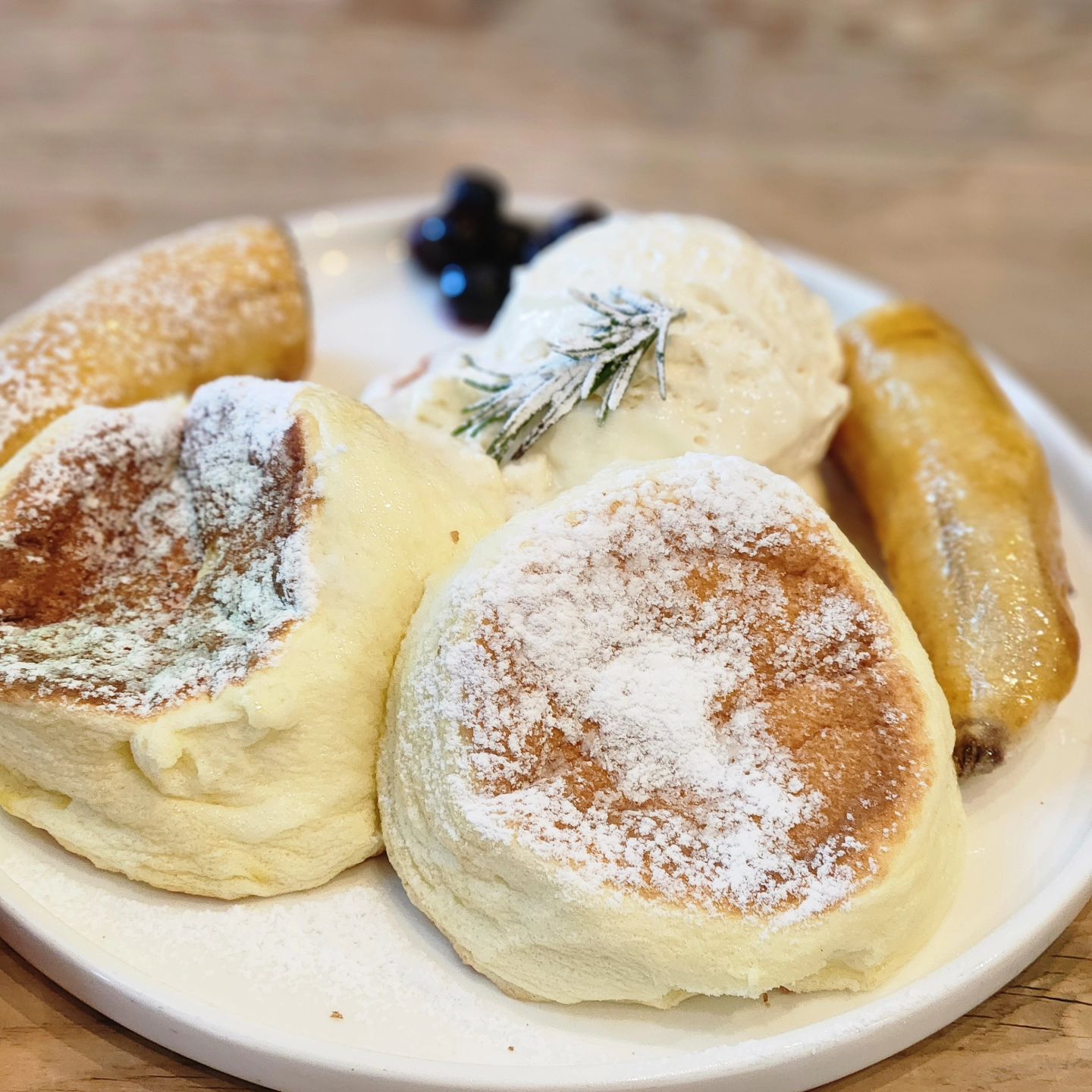 #협찬 #젠젠성수점 
#성수수플레맛집 🥞🥞🥞

.

.

⏰영업시간 : 월-금 08:00~22:30
 토-일 09:00~22:30
 라스트오더 21:30

📍 서울 성동구 연무장11길 10 우리큐브 빌딩 1층 젠젠카페
🚗 주차 가능
📞 0507-1313-9901
✔️ 포장, 배달, 예약, 무선 인터넷, 남/녀 화장실 구분

.

📌성수 수플레 맛집하면 바로여기 !
신선한 제철과일과 달달한 시럽이 중독성있는 수플레 ❤️ 퐁실퐁실한 수플레팬케이크가 3장이나 🥞🥞🥞올라가 맛과 비주얼 모두 대박인 젠젠 성수점 👍👍

최근 먹은 디저트중 가장 맛있던것 같아요~! 😊😊수플레 뿐만아니라 딸기라떼, 에이드도 리얼 과일로 너무 맛있어요! 

😘카페 분위기도 너무 좋고 인테리어도 딱 제스타일로 크리스마스에는 꼭 들리고 싶어지는 따뜻한 분위기! 
.

✨재방문의사 100% 입니다.✨

수플레 팬케이크 맛집 찾는다면
👉 젠젠 성수점으로 !! 
.
.

#성수핫플 #젠젠카페 #젠젠성수점 #젠젠수플레 #수플레팬케이크맛집 #성수수플레 #성수디저트맛집 #서울수플레맛집 #연무장길카페 #성수데이트
