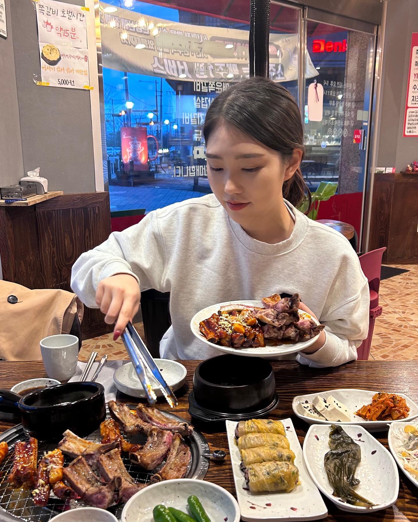 #협찬 머시기쪽갈비 목포노을공원점✨

📍청호로219번길 48-16 머시기쪽갈비

오랜만에 엄마랑 데이트 ~,, 운전연습하려고 했는데 동반운전자 못등록해서 엄마가 운전 연습한 날,,~ 😆

여기 쪽갈비 넘나 맛있움,, 특히 양념 매콤한데 달콤하거 치즈 얹어먹으먄 그냥 극락 그자체 ♥️ 그리고 김치알밥쌈? 너무 맛있어서 엄마한테도 집에서 해달라했는데 집에 묵은지 없어서 실패,, 어쩔 수 없이 저기가서 푸파해야겠다,, 기본찬도 너무 잘나오고 계란찜 존귀탱임,, 엄마 고기 다 구워주는 사람 나야나,, 👍🏻

우리 얘들이랑 또 머그러 가야지,, 담에 운동 안가는 날 한잔 빠라삐리뽀 하러가자,,🍻

*이 글은 리뷰노트를 통하여 본 업체에서 제품 또는 서비스를 받아 작성된 글입니다

#목포쪽갈비  #목포노을공원맛집 #목포회식 #목포단체회식 #목포가족모임 #목포맛집 #목포노을공원 #목포여행