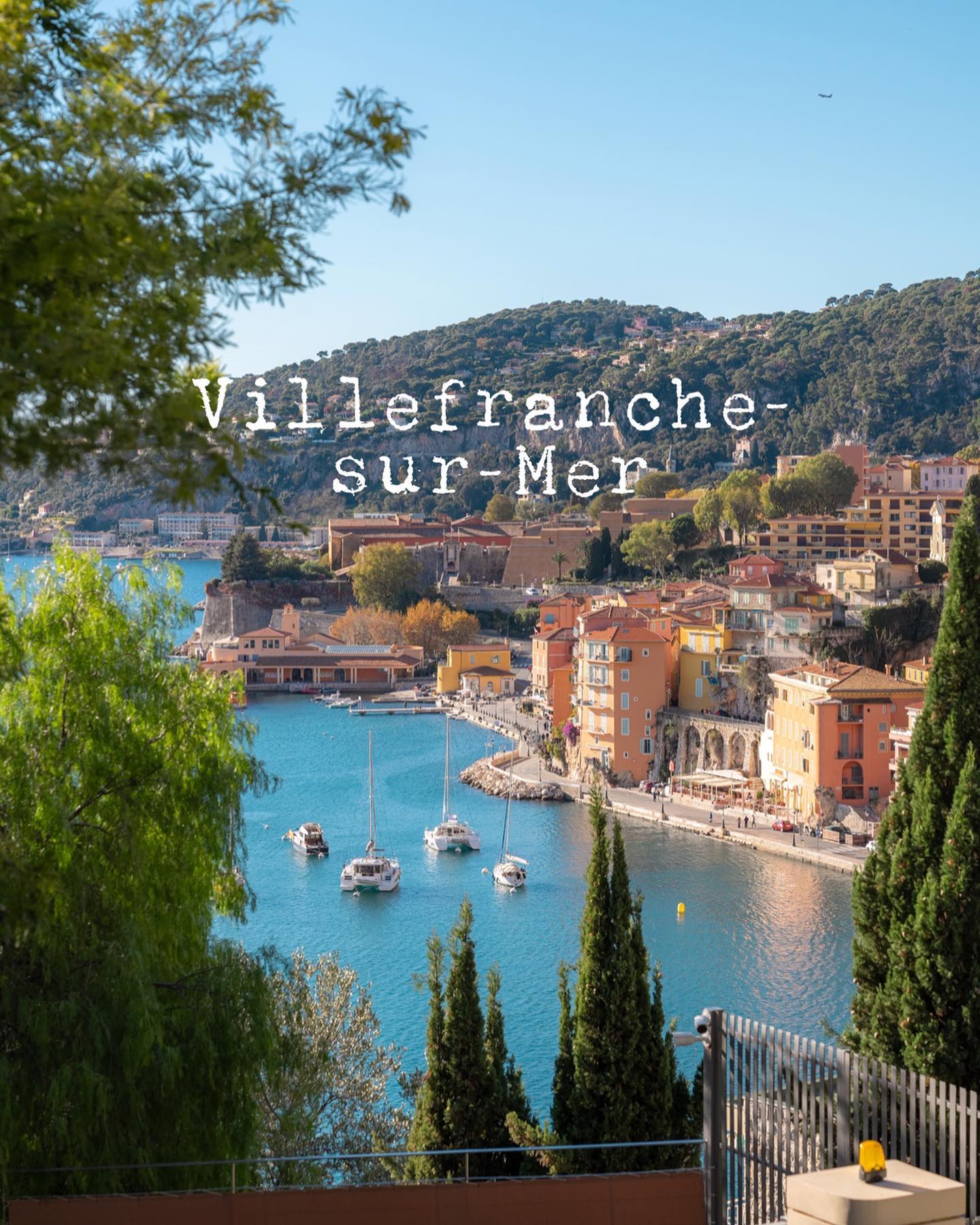 Villefranche-sur-Mer
지난 프랑스 여행 중에 가장 좋았고,
짧았지만 기억에 많이 남는 이 곳은,

지중해 리비에라 해안의 항구 도시인
빌프랑슈쉬르메르 🫧

니스 근교 여행지로도 유명한 곳인데
알록달록한 건물들과 에메랄드빛 바다가
동화 같고 로맨틱한 곳 !
기차역에서 내리자마자 보이는 풍경에
이미 반해버림 ....🧡

여름엔 수영하기도 좋은 도시고,
11월 중순에도 맨투맨만 입고 돌아다닐만큼
따뜻해서 여행하기 더욱 좋았던 곳이예요.

🇫🇷남프랑스 여행 계획하고 계신다면
이곳에서 여유 잔뜩 누리시다가
가까운 모나코로 넘어가서 노을이랑
빅버스 타고 야경 투어 꼭 즐겨보세요..✨

⠀
🔍 가는 법
🚂 ter 기차 이용 : 6분
🚎 버스 607 or 15번 이용 : 20분

⠀
#빌프랑슈쉬르메르 #villefranchesurmer #france #남프랑스 #프랑스 #유럽여행 #프랑스여행 #남프랑스여행 #니스 #니스여행 #nice #frenchriviera #a7r5 #여행사진