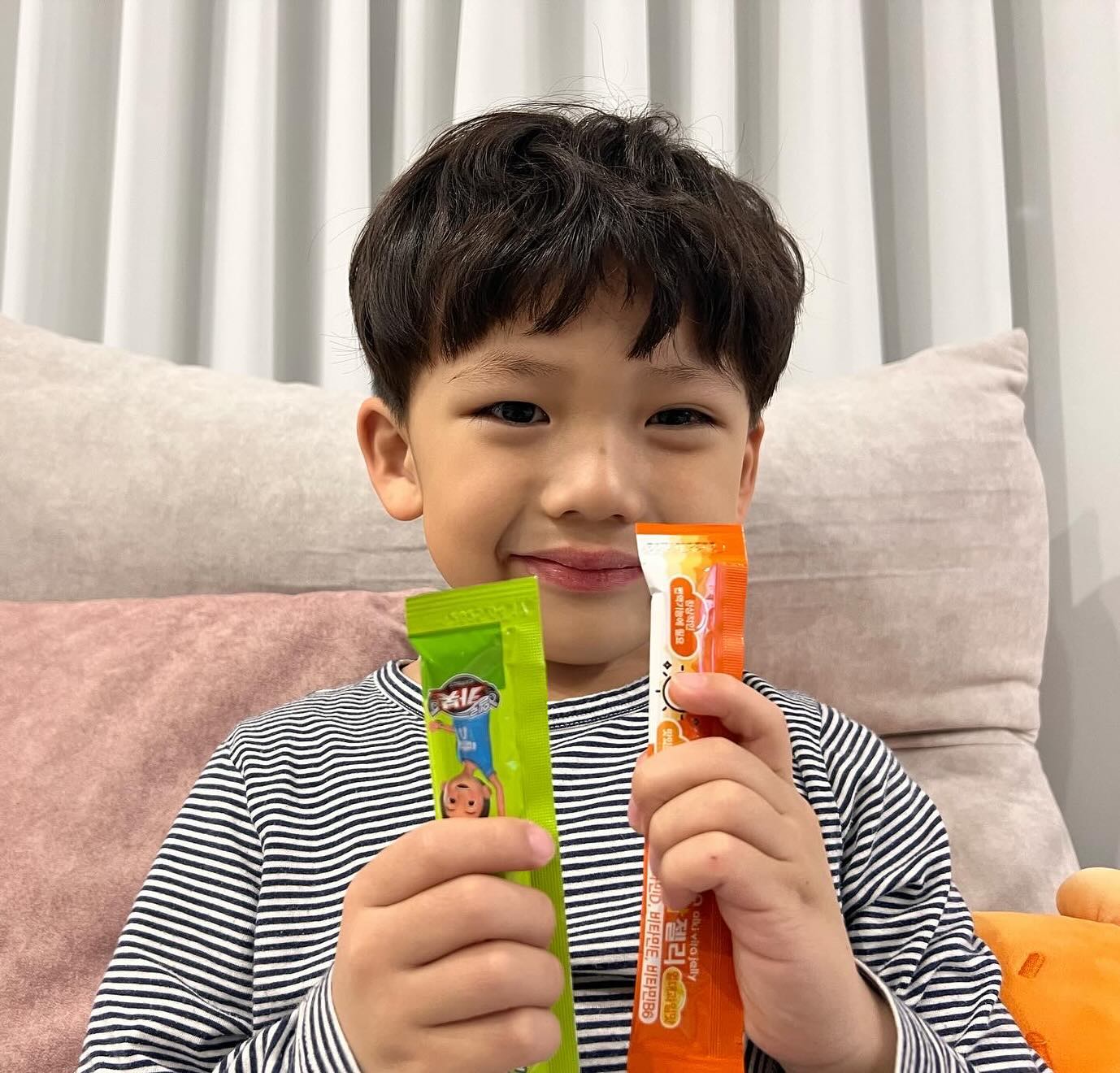 티비에서 나온 광고 보고 하니가 주문해달라고한 올키:)
평소 영양제 안먹어 걱정했는데 ㅜ 
사과맛을 먼저 시켰는데 너무 맛있다며 잘먹는데 
샤인머스켓과 열대과일맛도 맛있다는데??
왜이렇게 영양제가 맛있는거죠?? 너무 잘먹는데다가 
영양성분이 많아서 좋네:) 
앞으로 잘 먹어주길 바래^^💕

- 편식이 심한 아이를 위한 맛있는 영양 젤리
- 아이가 먼저 찾고 알아서 챙겨먹는 영양 젤리
- 아연 6mg으로 8세 까지의 하루 권장량 충족
- 비타민D, 비타민E, 비타민B6까지 한 번에
- 실온, 냉장, 냉동 보관 모두 가능

#협찬 #올키 #올키앰버서더 #맛있어야애들이먹지
#올키앰버서더 #올키 #올키비타젤리 #키즈멀티비타민 #아기멀티비타민
#어린이멀티비타민 #키즈비타민 #아기비타민 #어린이비타민 #키즈영양제
#아기영양제 #어린이영양제 #비타민젤리 #면역젤리 #아연 #비타민D
#아기간식 #어린이간식 #아주약품 #건강기능식품 #영양제