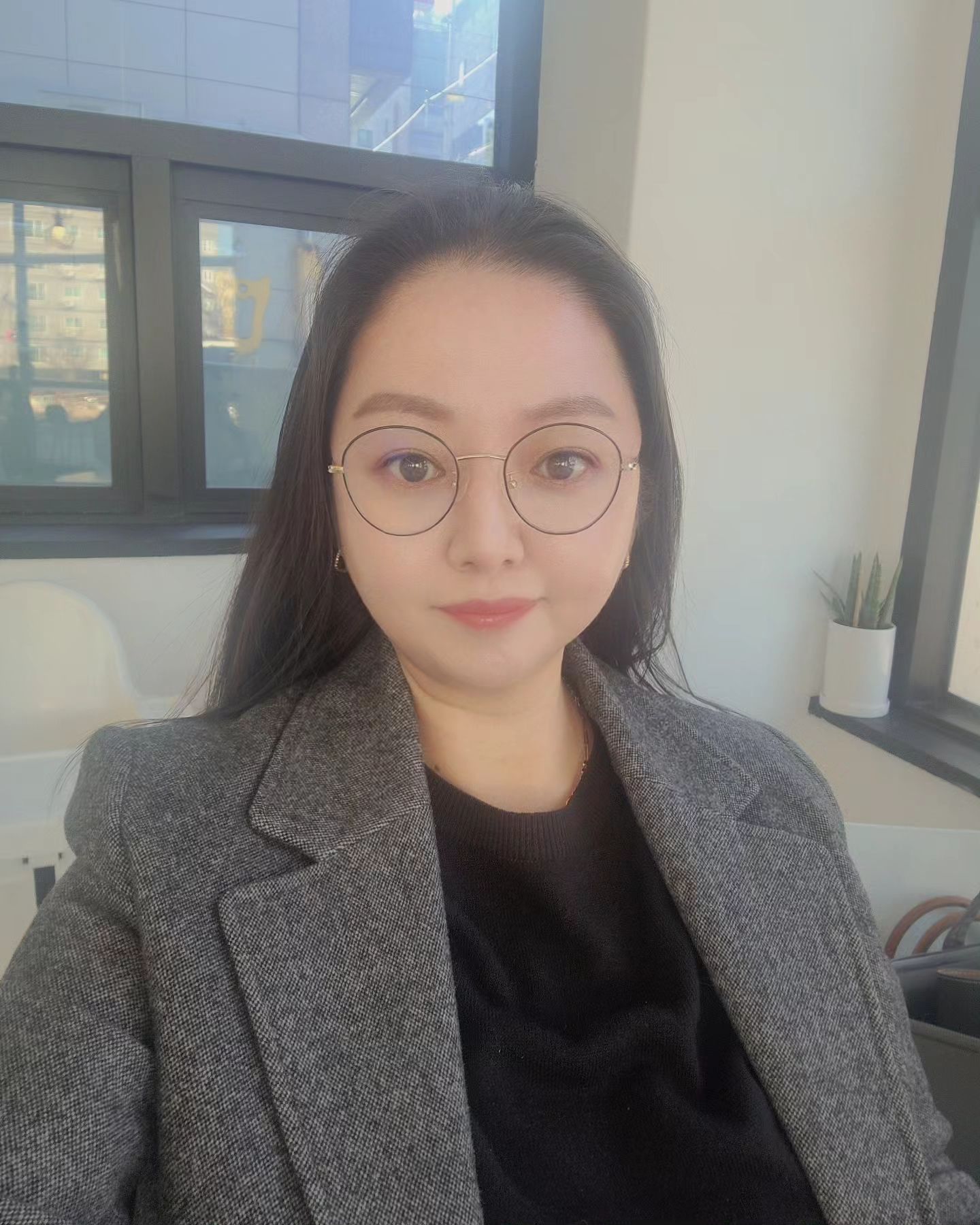 카톡으로만 연락하던 분을 만나러 칠곡 까지왔어요😆
너무두근거리네요😊
약속시간전 먼저와서 있는 카페도 넘예쁘고, 디카페인을 판매 중이셔서~ 넘좋았어요👍
자주오게된다면 단골 각입니다😊
카페가 예뻐서, 놀랬고, 사장님이 예뻐서 더놀랬고ㅋ
커피도 엄청 예쁜잔에주시고❤️, 맛있어서 놀랬어요👍

☕️브로니에🍰
📍경북 칠곡군 석적읍 서중리1길 52, 1층
📍AM10:00~PM09:00

cafe_blonie