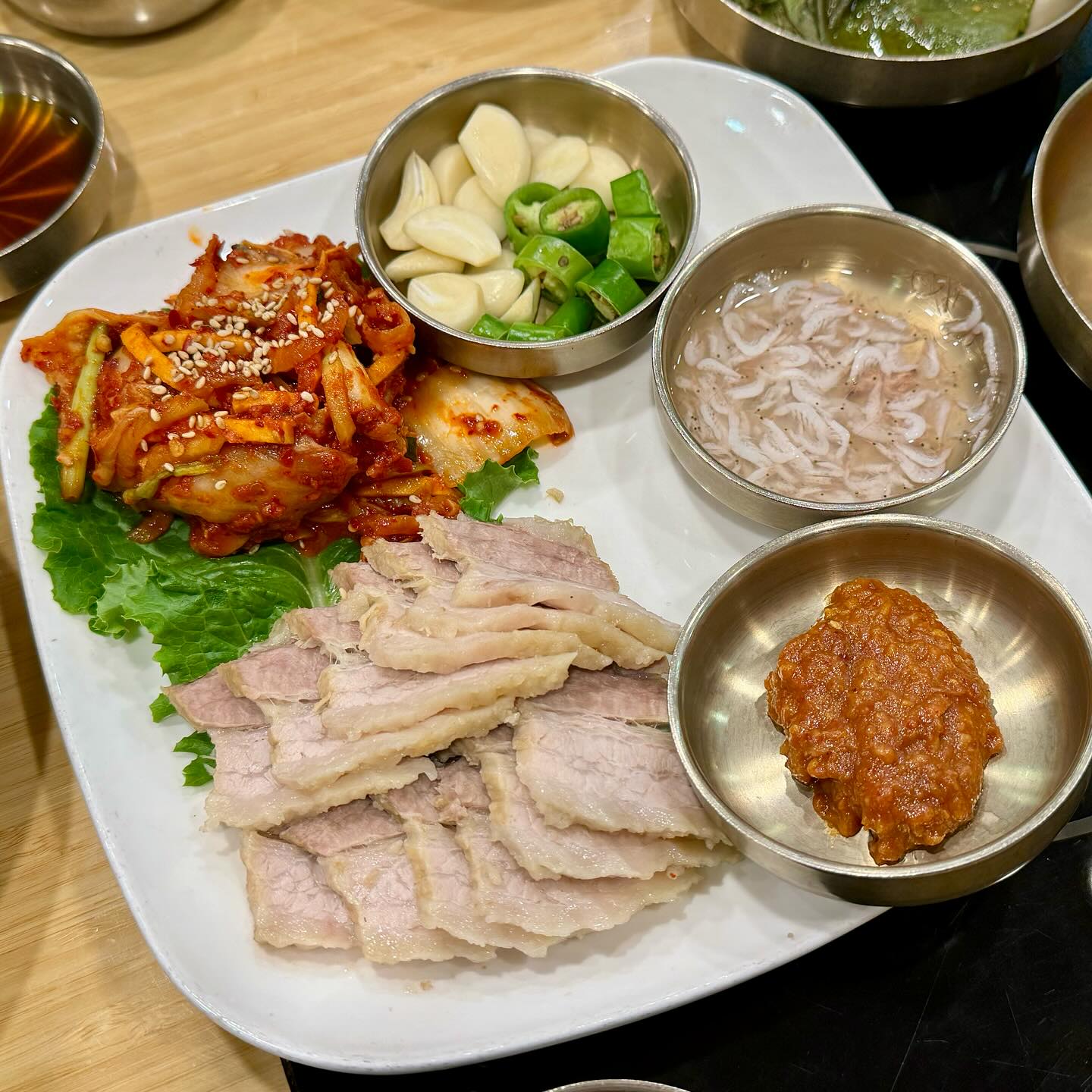 #협찬

#한티옥 
#한티옥대치점

안동국밥, 안동국시, 보쌈, 수육 맛집인 한티옥!
남편이랑 보쌈정식 너무 맛있게 먹고 왔어요~🥰

양도 완전 푸짐하고 음식 전부 정갈하고 깔끔해서 좋았어요~! 
고기도 냄새도 안나고 야들야들하니 넘넘 맛있게 먹었답니다! 
특히 안동국밥 국물이 진해서 정말 맛있었고, 
마지막에 나온 단호박 식혜 정말 꿀맛이었어요ㅎㅎㅎ😆

든든하게 한끼 식사하시거나, 
단체석도 있어서 모임하기에도 좋을 것 같아요 
대치동 한티옥 강추할게요~!👍👍

#도곡동맛집 #대치동맛집 #한티맛집 #한티역맛집 #한티옥 #한티옥대치 #보쌈맛집 #수육맛집 #안동국시맛집