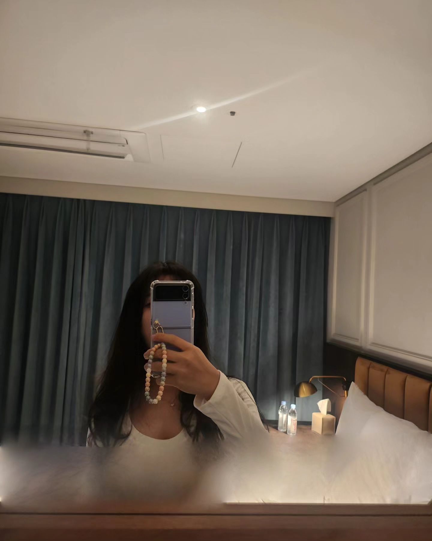 혼자 4일간 지내기 좋았던곳 ❤️ 
이유는 친구를 보기위해 왔당

넘나 예쁜 디자인 
인테리어가 맘에 들었다

홈스타일링 요소 하늘 &  베이지 청록 조합  빈티지 ♡

클래식과 현대의 만남이랄까, 간결하면서,심플자체

복도는 짙은 청록 우드컬러 와 바닥은 화려한 패턴 이 화려한데 청녹색의 조화가 전체적으로 톤이 튀지않고 조화로운 느낌

#간결함
#크레센도호텔 #호텔추천 #맛집 #선정릉 #혼자 #크레센도 #친구보는날 #인테리어디자인 #미드센츄리 #디자인 #클래식 #빈티지 #모던 #인테리어