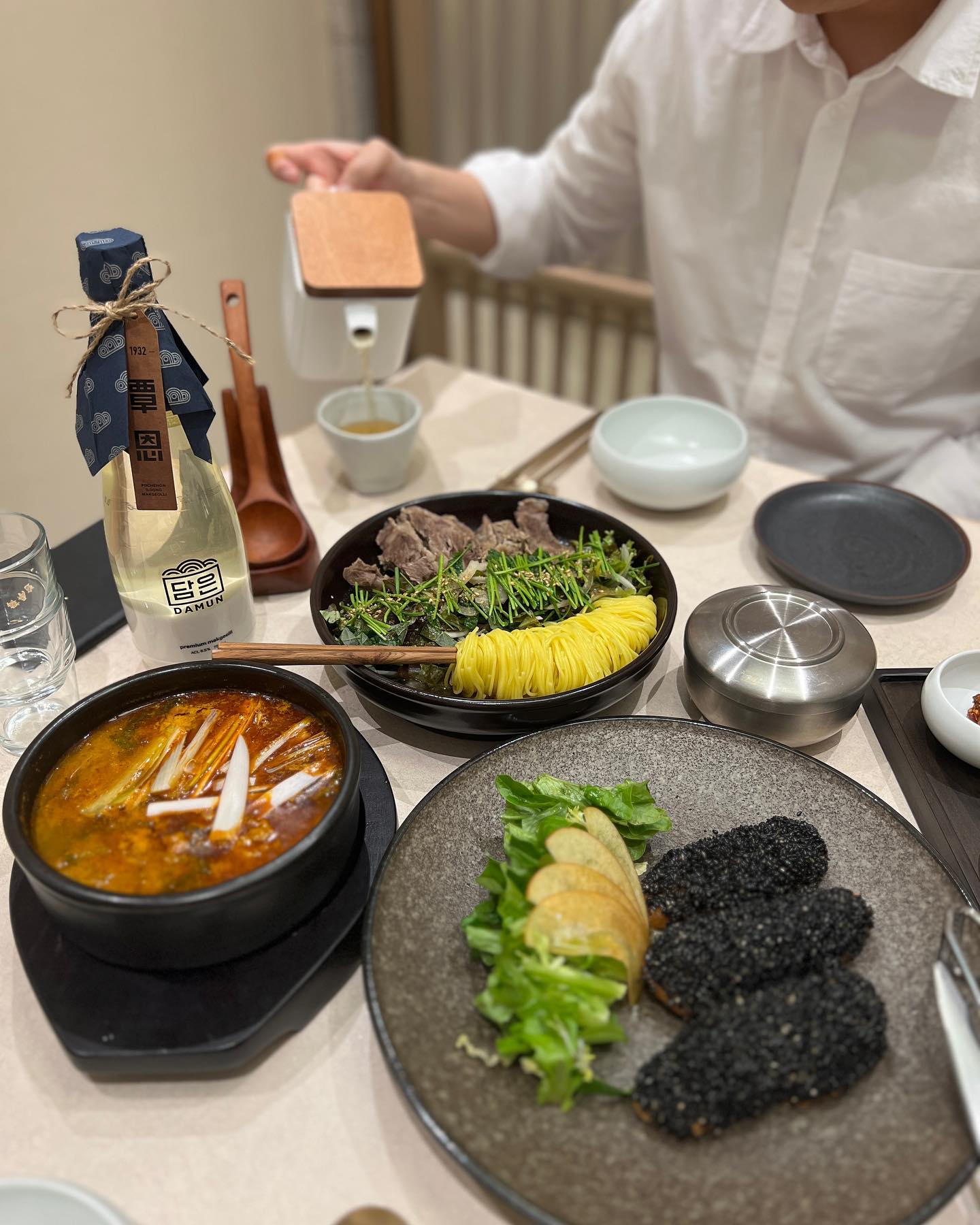 #을지로4가맛집 #한암동
🐮미경산 한우 갈비살 수육 ₩75,000
🍲미경산 한우 차돌 들깨 육개장 ₩18,000
🍤흑임자 멘보샤 ₩25,000
-
남친님 퇴근 후 맛집 뽀개기❣️
을지트윈타워점은 프라이빗한 룸들이 많아서 조용하게 먹을 수 있어서 좋았다☺️ 음식도 정갈하고 깔끔✨ 다음엔 엄마 모시고 다시 가고싶다🥰