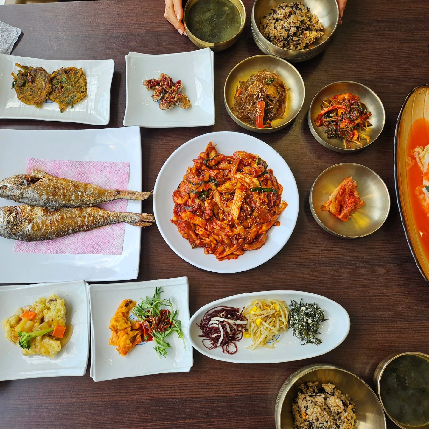 오랜만에 #보리굴비정식
#박해윤통영해물밥상 에서 친구랑~~😆

낙지볶음이랑 홍합톳밥....
맛있음^^
낙지보다 양배추가 많아서 좀 글킨해도😄😄

광안리 수변공원쪽에 이런 집이 있다는걸 오늘 알았네요.

2층은 식당,
3층은 카페~
한방에 해결되는 한정식집☺️

#소소한일상
#소소한행복 
#한식러버 
#맛집투어
#광안리상견례
#광안리맛집
#광안리한정식