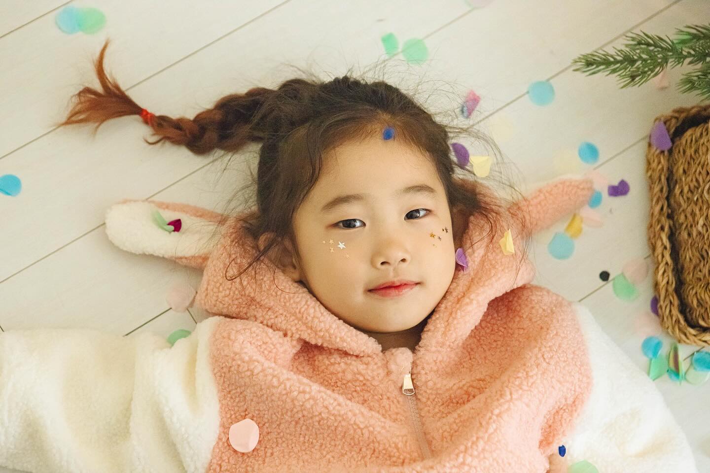 기분이가 좋은 윤슬토끼 🐰
따뜻하고 포근한 느낌을 원했던지라 
뽀글이토끼옷이랑 신발까지 🤭🤭🤭
이쁘게 헤메코하고 신나게 뛰어놀기 😆

📸 nanigrapher 
🏠 marian__studio 
💄 @고무다움

#윤슬 #윤스리 #윤쯔리 #윤슬이그램 #달콤이그램 #여아모델 #키즈모델 #광고모델  #신인개발팀  #섭외 #캐스팅 #캐스팅디렉터  #헤메코 #촬영 #아역모델  #아역배우 #아동모델  #아동복모델