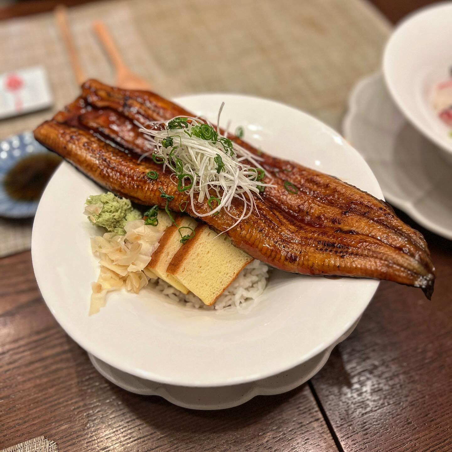 📍일산 동구 - 카메세컨즈 🐟
런치 메뉴로 먹었던 
✔️우나기동 ✔️카이센동 ✔️부타동
일식 3대 덮밥 대장들을 모두 만나볼 수 있었어요.
무엇 하나 부족한 것 없이 셋 다 맛있었어요 ! 
전채요리, 사시비, 작은요리, 디저트 까지 함께
구성되어서 정말 가성비도 좋고 알찬 맛집 💕