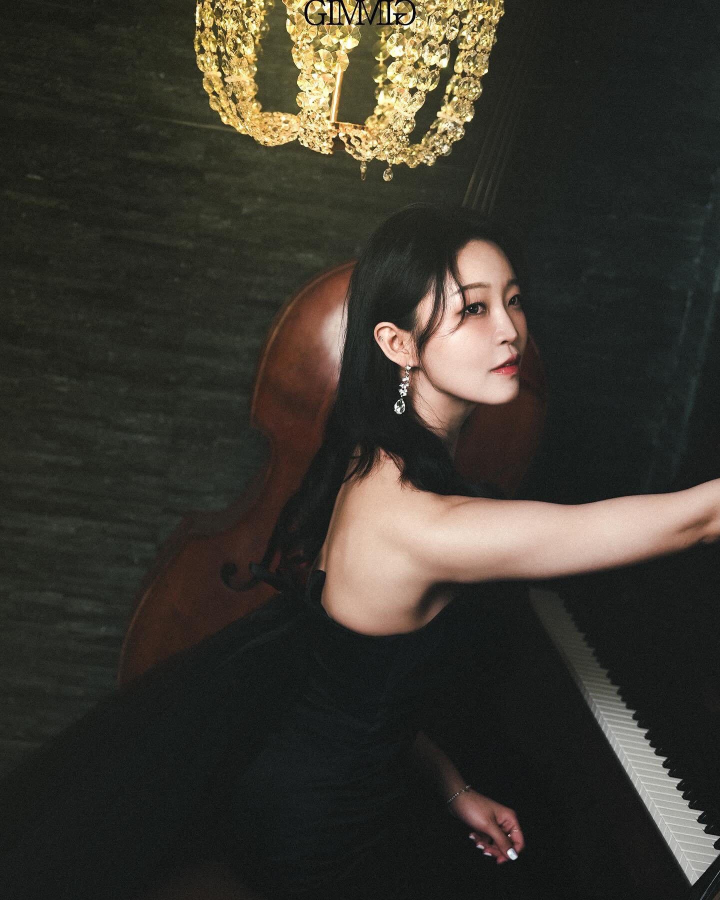 이런 중세컨셉 오똔데٩(◕‿◕｡)۶

자꾸 웃참하느라 죽는쥴...헤

옷대여O 컨셉방도 다양하고
무엇보다 분위기 zi렸ㄷr....🥹🤩
촬영내내 합도 잘맞고 너무 즐겁게 촬영한날!!
또
원래 잘생겼단말 잘 안하는데 진짜루 잘생긴 작가님들🌝
사진까지 잘찍으시면 우째요,,,🫶🏻
원본도 정말 기가막히게 잘찍어주시고
칭찬감옥에 빠진날🖤

색다르고 멋진 컨셉으로 또다른 나의 모습 발견하고싶다면
무조건 studio_newgimmick_official 스튜디오로✨

그리고 금손이신 tw1nkriel _evanescent0_ 
헤메는 꼭 이분들과..🤍
원하는 메이크업 딱 잘 캐치하시고
완전 만족😘
정성스럽게 꼼꼼하게 예쁘게 멋진 나로 만들어주시고
너무 고생 많으셨습니다!!!!

📍중세스튜디오 뉴기믹
서울 성북구 성북로5길 9-12 지하1층
🗓️예약하기👉https://naver.me/xWin9GYZ

.
.
#촬영#중세컨셉#중세컨셉의상 #photo
#대관문의#촬영문의#헤메코#헤메추천 
#dm#20대기록#스튜디오#한성대입구#서울촬영 
#좋아요 #첫줄좋반