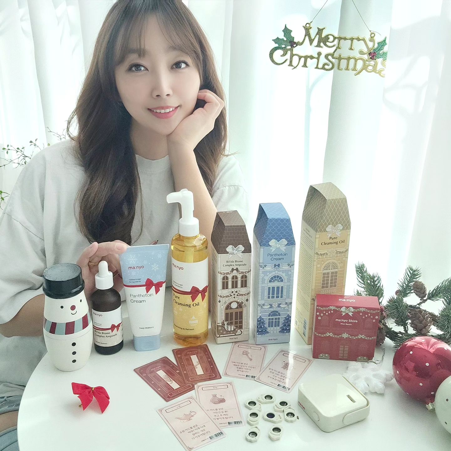 #마녀공장에디션

수고했어, 올해도!
기다리던 연말모임 친구들에게 줄 선물 결정했지롱!
한해동안 예쁨 뿜뿌하느라 애쓴 친구들에게
내년에는 올해보다 더 예뻐지라고 #마녀공장에디션 준비했어요!
쫀쫀한 내 피부 #근본부터탄탄하게 가꾸라고
유산균 유래 복합 발효 성분이 듬뿜 들어있는 #근본앰플 준비했고요!
오랫동안 촉촉하라고 200시간동안 보습이 유지된다는
#판테토인 크림으로 한번 더 감동을 선물했어요!
그리고 마지막으로 가장 중요한 #클렌징오일
온종일 메이크업으로 힘들었던 피부를 말끔하게 모공 사이사이까지
깨끗하게 클렌징 해주고 물이 닿는 순간 하얀 우유빛으로 씻어지는 상쾌함!

마녀공장이 준비한 행복을 파는 마녀상점 크리스마스 에디션 제품들은
친구들에게 #연말선물 기념으로 준비했더니
제 마음까지 뿌듯해지네요!
친구들도 믿고 사용하는 #마녀공장 제품은
역시나 이번에도 #늘그렇듯좋은성분 빵빵한 제품들로만
쏙쏙 골라서 마녀공장 베스트셀러 선물세트를 준비해줘서 너무 좋아요!
거기에 미니빔과 배경카드 8종과 럭키카드까지 함께 준비해서
주는이의 마음과 받는이의 마음도 따뜻하게 해주는데요~
그렇게 판매된 마녀상점 연말에디션 판매 수익금 일부는
좋은곳에 기부될 예정이라고 하니 연말선물 고민하시는 분들은
좋은 일에 동참하는 마음으로 선택하시면 참 좋을듯 해요!

manyoofficial
https://www.manyo.co.kr/board/view.php?period=current&bdId=event&sno=404
#마녀공장에디션 #마녀상점 #마녀상점에디션 #늘그렇듯좋은성분
#연말에디션 #홀리데이에디션 #홀리데이컬렉션 #홀리데이세일
#크리스마스에디션 #연말선물 #연말선물세트 #클렌징오일
#퓨어클렌징오일 #판테토일 #비피다앰플 #크리스마스선물