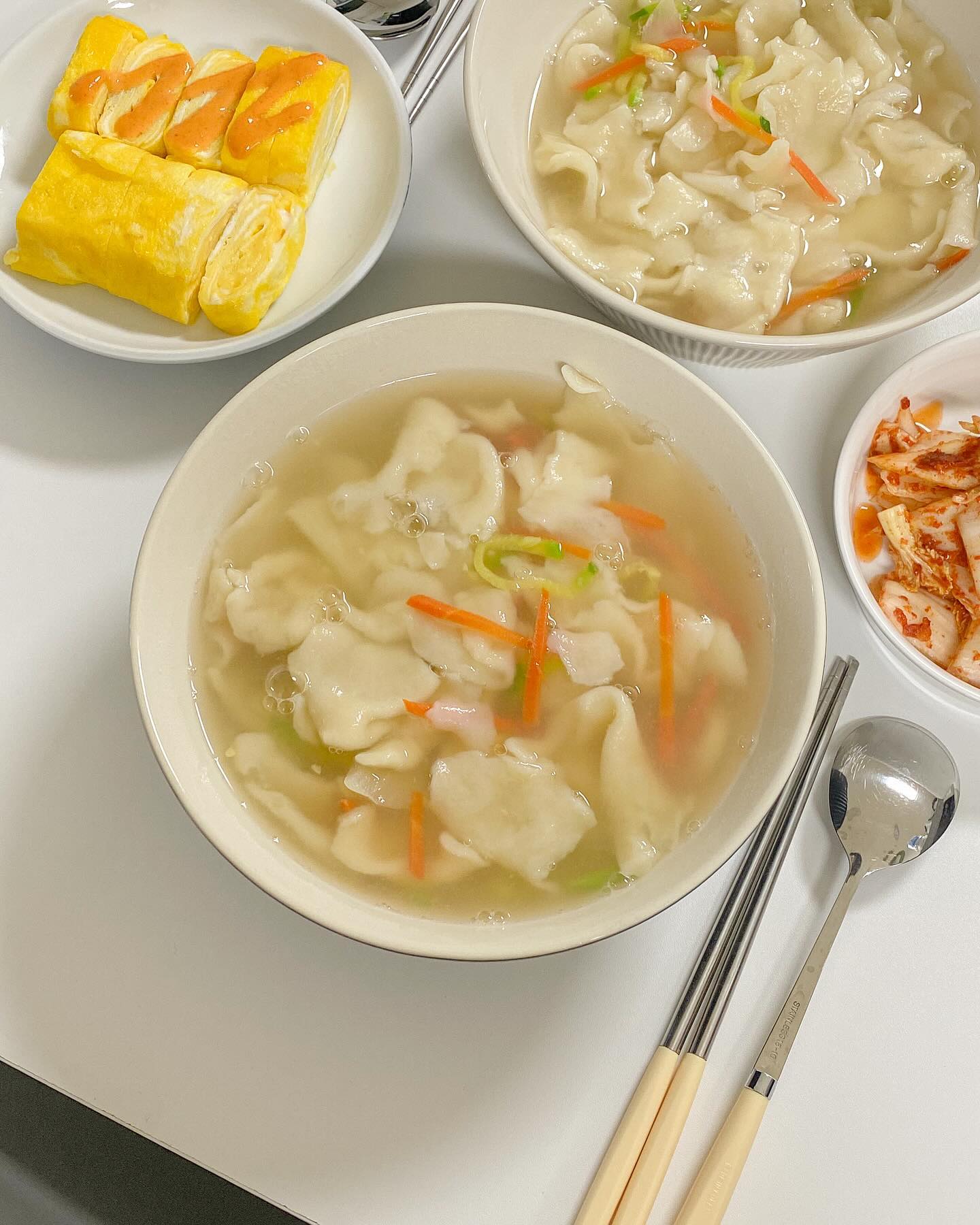 #협찬 추워진 날씨 수제비 땡기면?
수제비 밀키트

일단 수제비는 육수 빨!
밴댕이를 사용해서 감칠맛 풍부하고
3시간 이상 끓여낸 진한 육수 부워줍니다
희석없이 바로 사용해도 되니
물 추가 계량하고 섞고 그런 귀찮은 과정은 없어요

여기에 쫀득한 반죽 내가 원하는 두께 크기로 넣으면 되요
저는 얇고 큼직한 수제비를 좋아해서
쫙 잡아 당겨서 얇게 만든 뒤 넣었어요
이때 불을 살짝 줄여두고 만들어야
수제비가 속도 차이 없이 동일하게 익어요

마지막으로 채소 넣어주면 완성입니다🤭

진짜 추운 날씨에 뜨끈한 국물 완전 생각나는 하루 였는데
뜨끈하게 먹고 나니 힘나네요
밥까지 말아 먹는거 국룰인데..
생각보다 수제비 반죽양이 많더라고요👍
맛있는 저녁이었습니다❤️

busonggugsu

#협찬 #부송국수 #수제비밀키트 #부송국수수제비 #부송국수육수 #멸치육수 #만능육수 #밴댕이육수 #육수판매